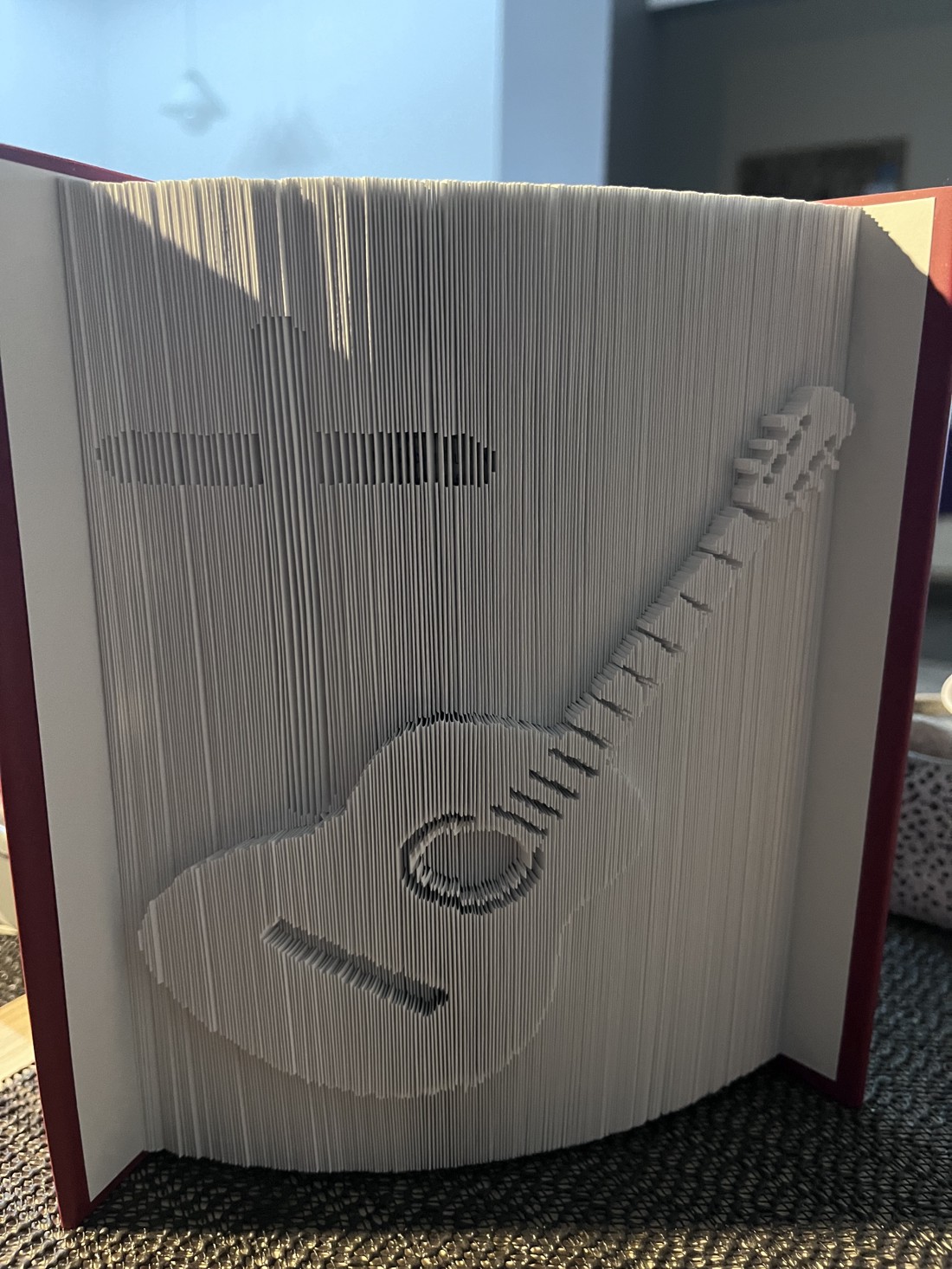 Sculptură de chitară și carte încrucișată - casă & stil de viață - accesorii pentru decorat casa - decorațiuni de masă și decorațiuni pentru rafturi  - sculptură de carte, carte pliată - Artynos.ro