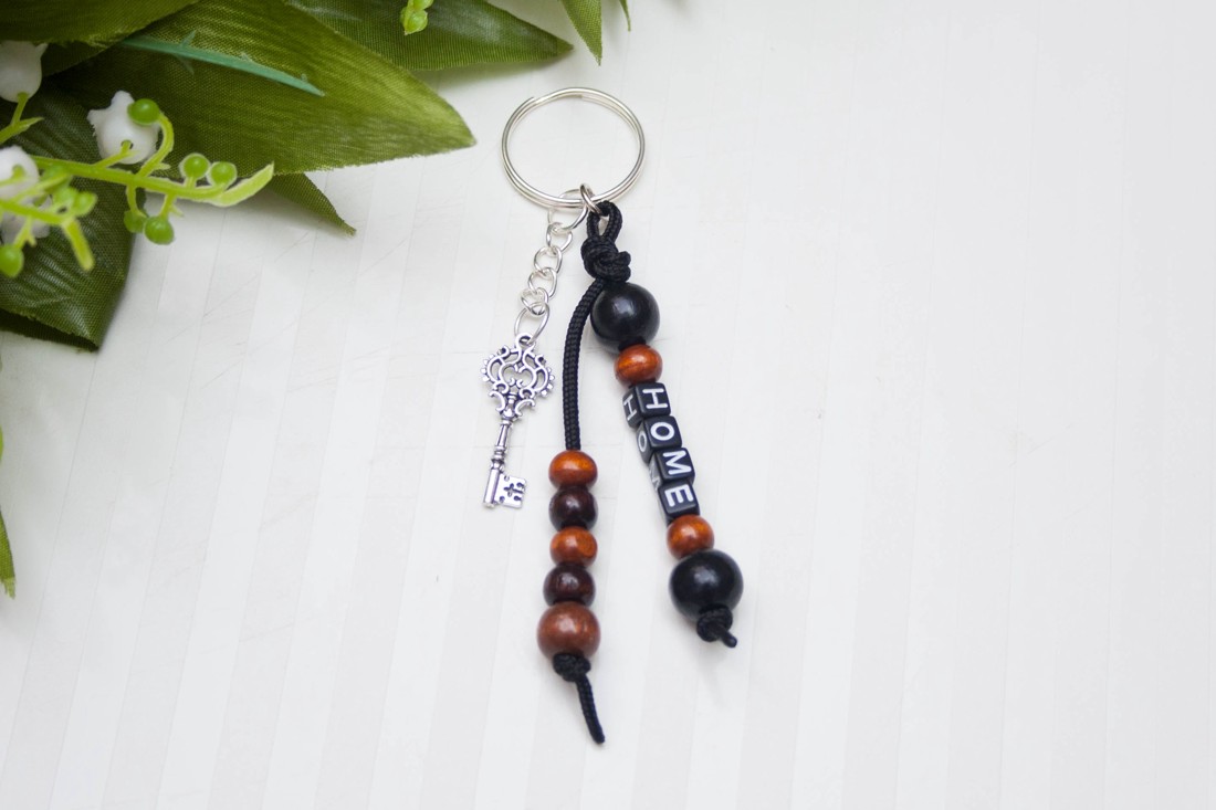 Breloc pentru chei, accesoriu pentru geantă cu literele HOME � Maro/negru -  - Artynos.ro