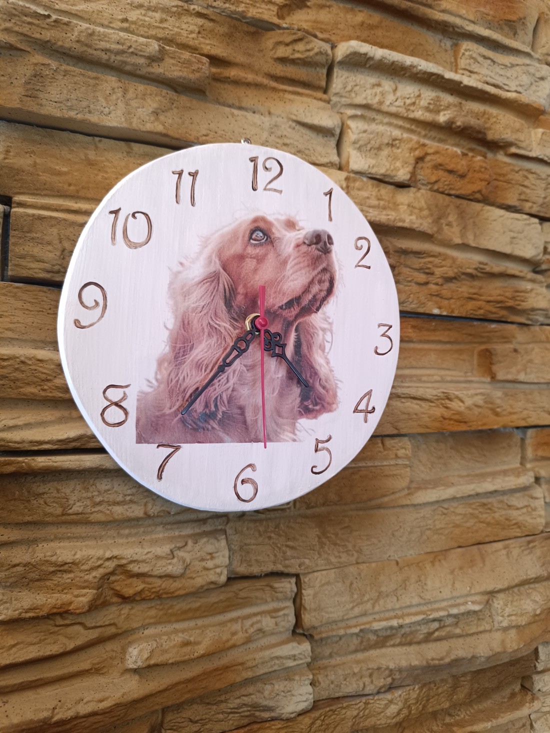 Ceas de perete alb din lemn cu câine spaniel - - Artynos.ro Ceas de perete alb din lemn cu câine spaniel - - Artynos.ro