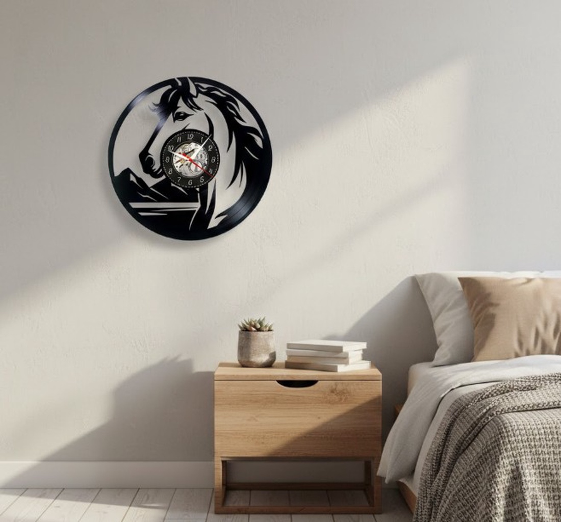 Ceas de perete decorativ - Wild Spirit Horse - Majestic Nature - realizat din disc de vinil (Vinyl Record), Negru, 30 cm - casă & stil de viață - decorațiuni de casă - decorațiuni de pereți - ceasuri de perete - Artynos.ro