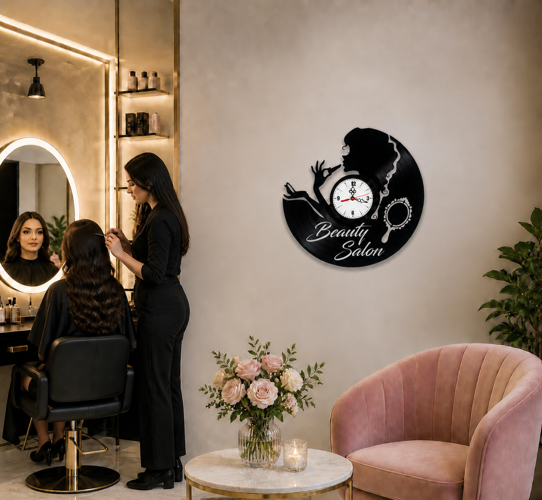 Ceas de perete din disc vinil, Tematică Beauty Salon, Design Elegant cu Siluetă Feminină și Accesorii Machiaj, Negru - casă & stil de viață - decorațiuni de casă - decorațiuni de pereți - ceasuri de perete - Artynos.ro