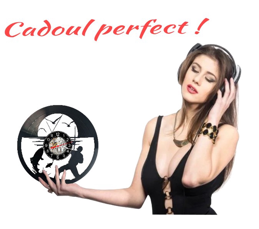 Ceas de perete decorativ realizat din disc de vinil, Model Pescuit Pescar Pește Captură și Apus, Negru, 30 cm - casă & stil de viață - decorațiuni de casă - decorațiuni de pereți - ceasuri de perete - Artynos.ro