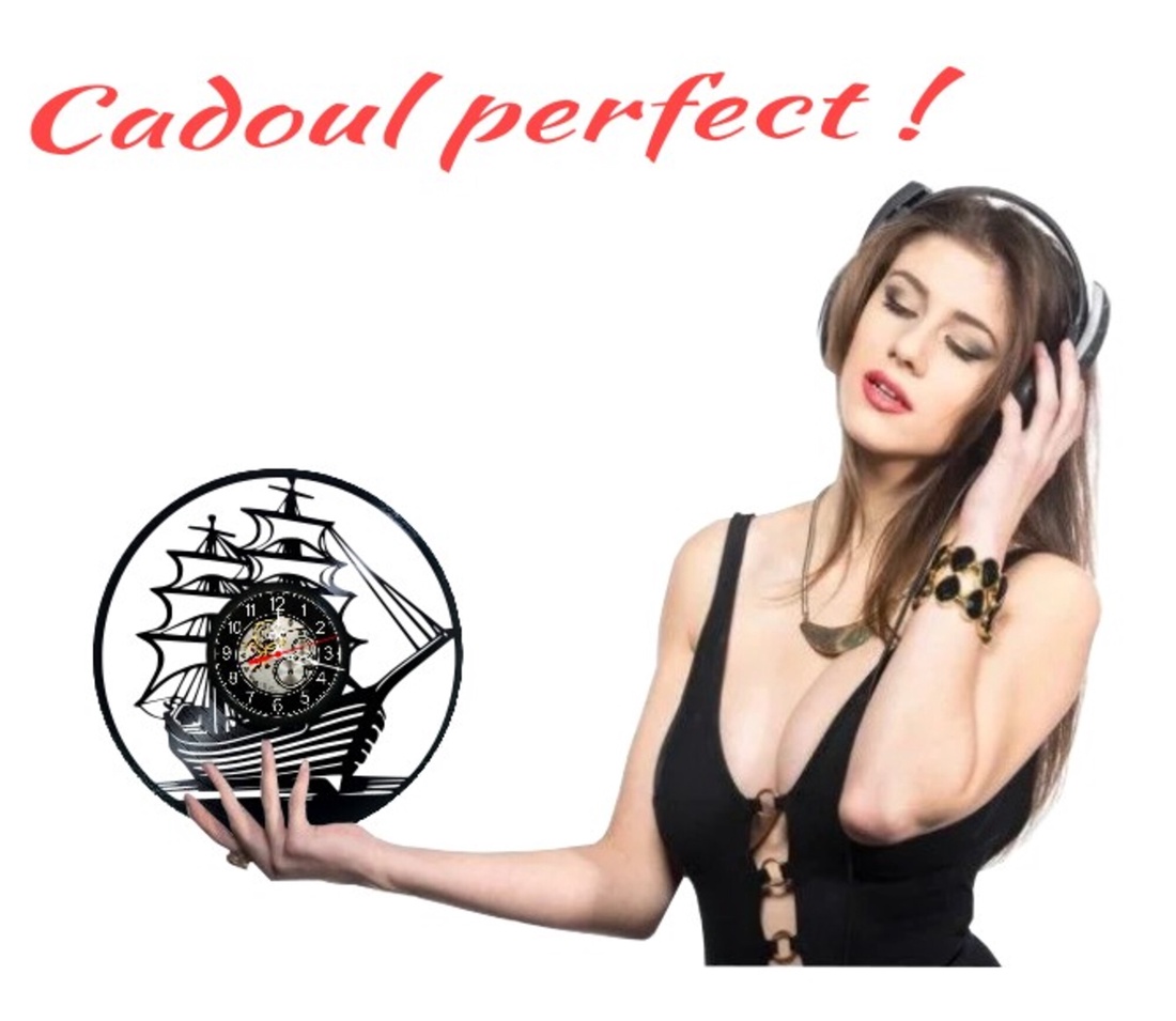 Ceas de perete decorativ realizat din disc de vinil, Model Corabie cu Panze Galion Maritim, Negru, 30 cm - casă & stil de viață - decorațiuni de casă - decorațiuni de pereți - ceasuri de perete - Artynos.ro