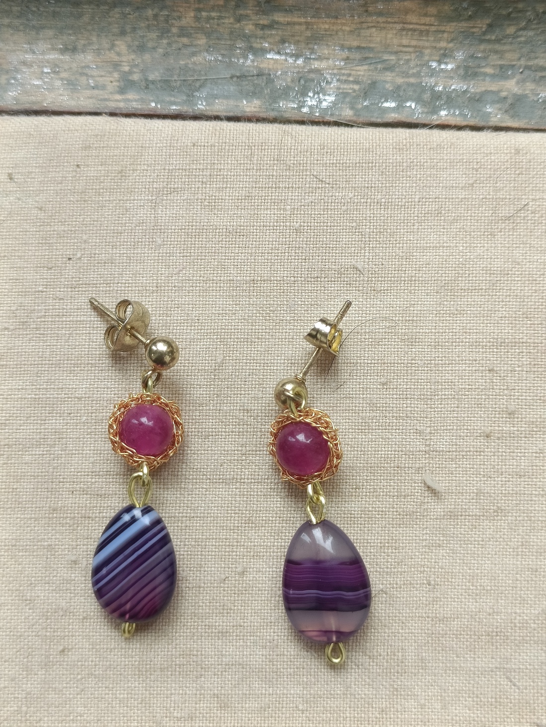 Cercei Handmade cu Calcedonie Fuchsia și Agată Mov � Feminitate Curajoasă și Energie Elegantă � - bijuterii - cercei - cercei din pietre semiprețioase - Artynos.ro