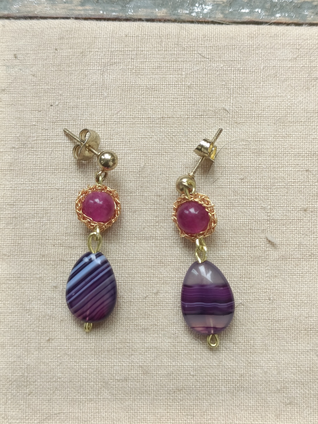Cercei Handmade cu Calcedonie Fuchsia și Agată Mov � Feminitate Curajoasă și Energie Elegantă � - bijuterii - cercei - cercei din pietre semiprețioase - Artynos.ro