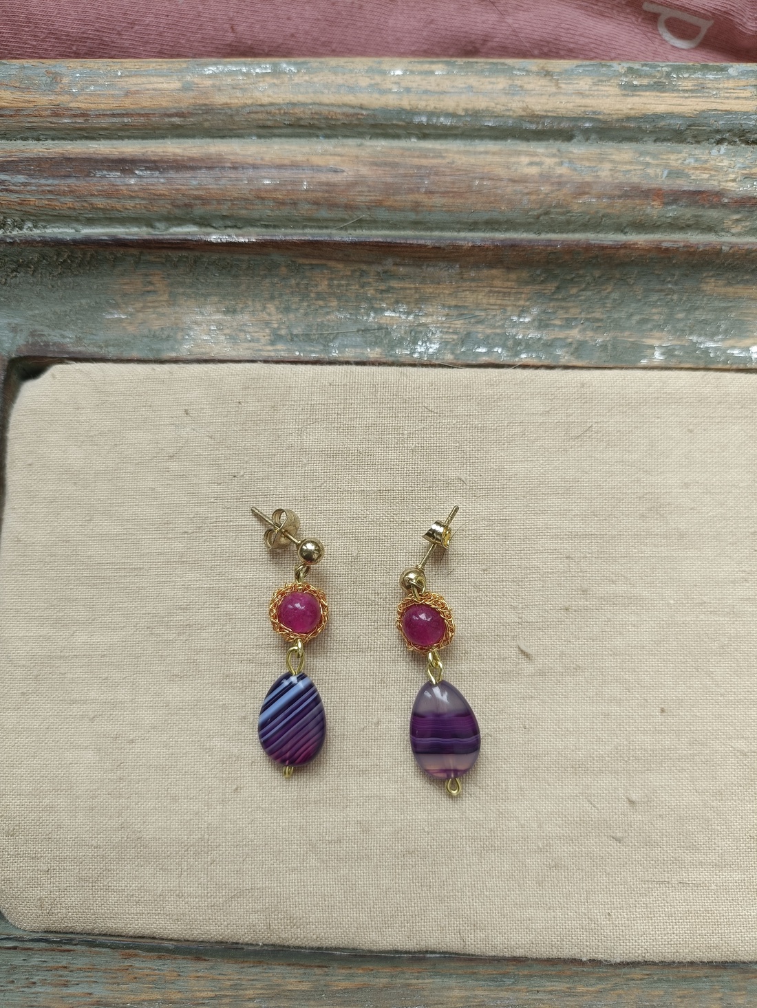 Cercei Handmade cu Calcedonie Fuchsia și Agată Mov � Feminitate Curajoasă și Energie Elegantă � - bijuterii - cercei - cercei din pietre semiprețioase - Artynos.ro