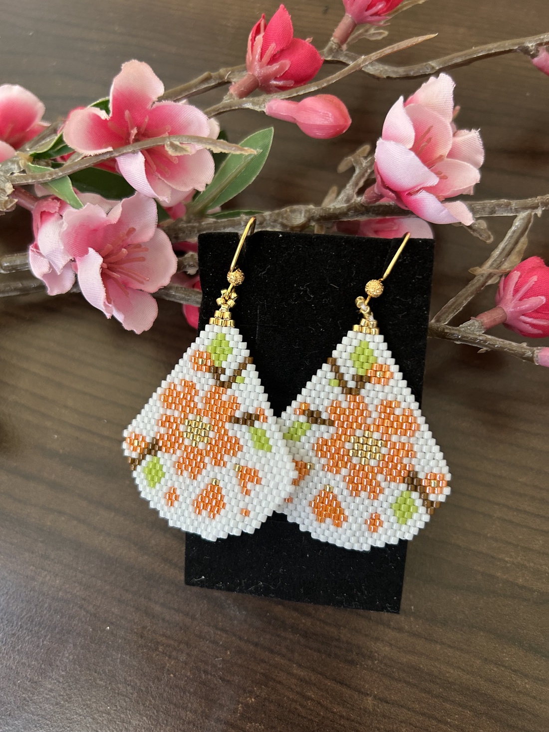 Cercei flori miyuki - diy - pregătește-ți singur - modele cu mărgele - Artynos.ro Cercei flori miyuki - diy - pregătește-ți singur - modele cu mărgele - Artynos.ro