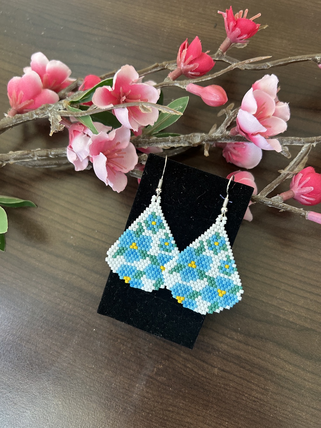 Cercei flori miyuki - diy - pregătește-ți singur - modele cu mărgele - Artynos.ro Cercei flori miyuki - diy - pregătește-ți singur - modele cu mărgele - Artynos.ro