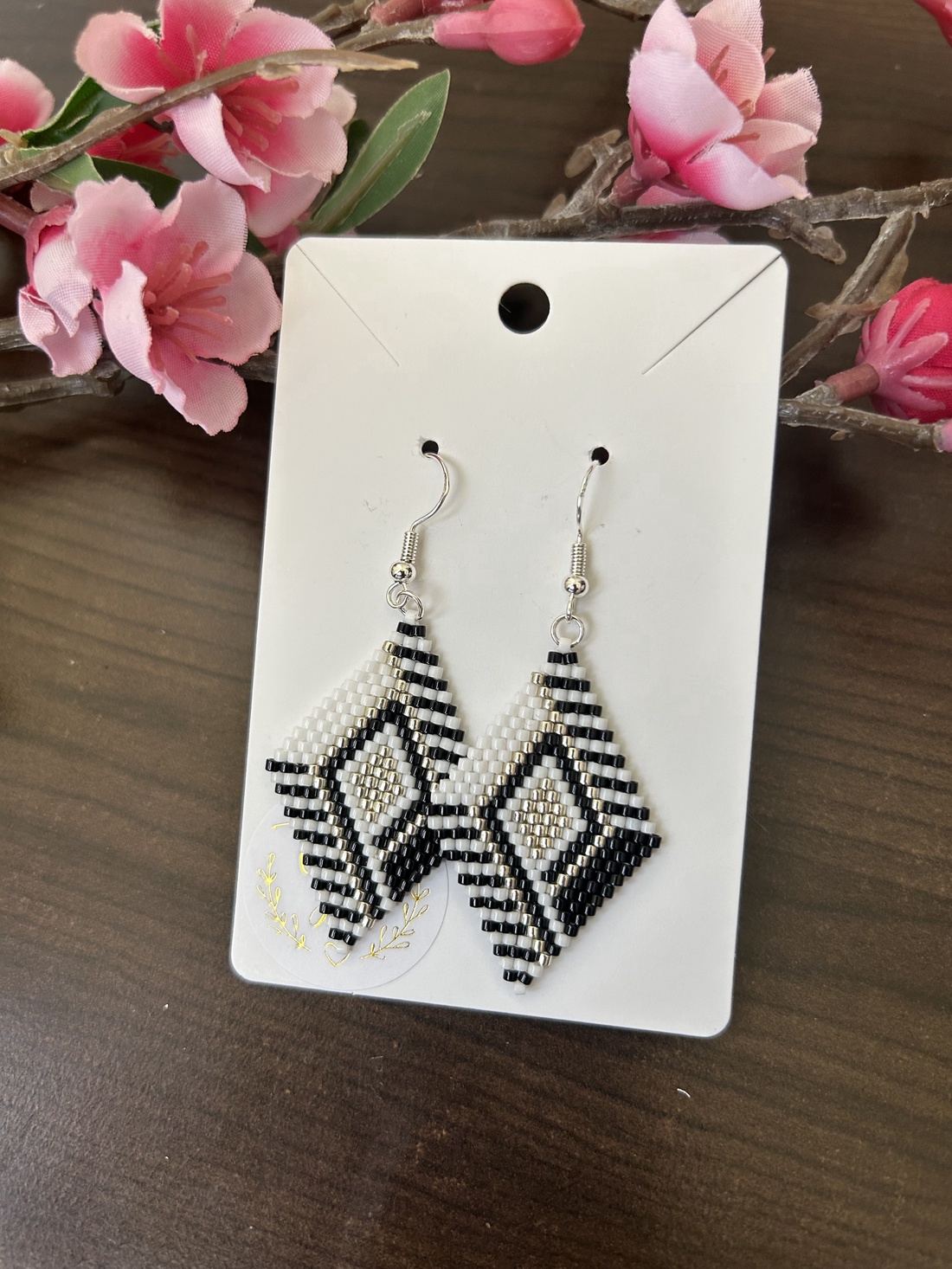 Cercei romb miyuki - diy - pregătește-ți singur - modele cu mărgele - Artynos.ro Cercei romb miyuki - diy - pregătește-ți singur - modele cu mărgele - Artynos.ro