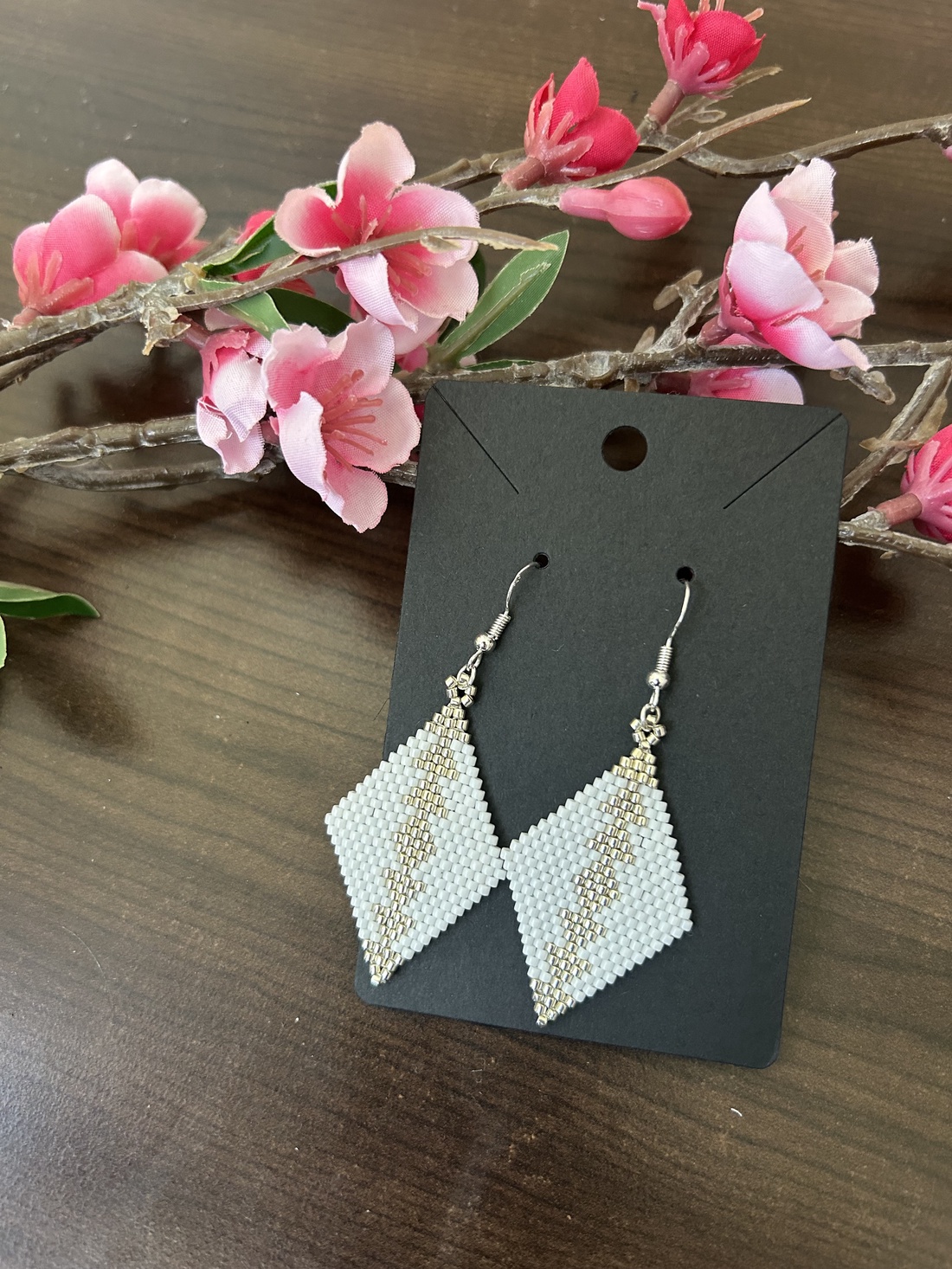 Cercei romb miyuki - diy - pregătește-ți singur - modele cu mărgele - Artynos.ro Cercei romb miyuki - diy - pregătește-ți singur - modele cu mărgele - Artynos.ro