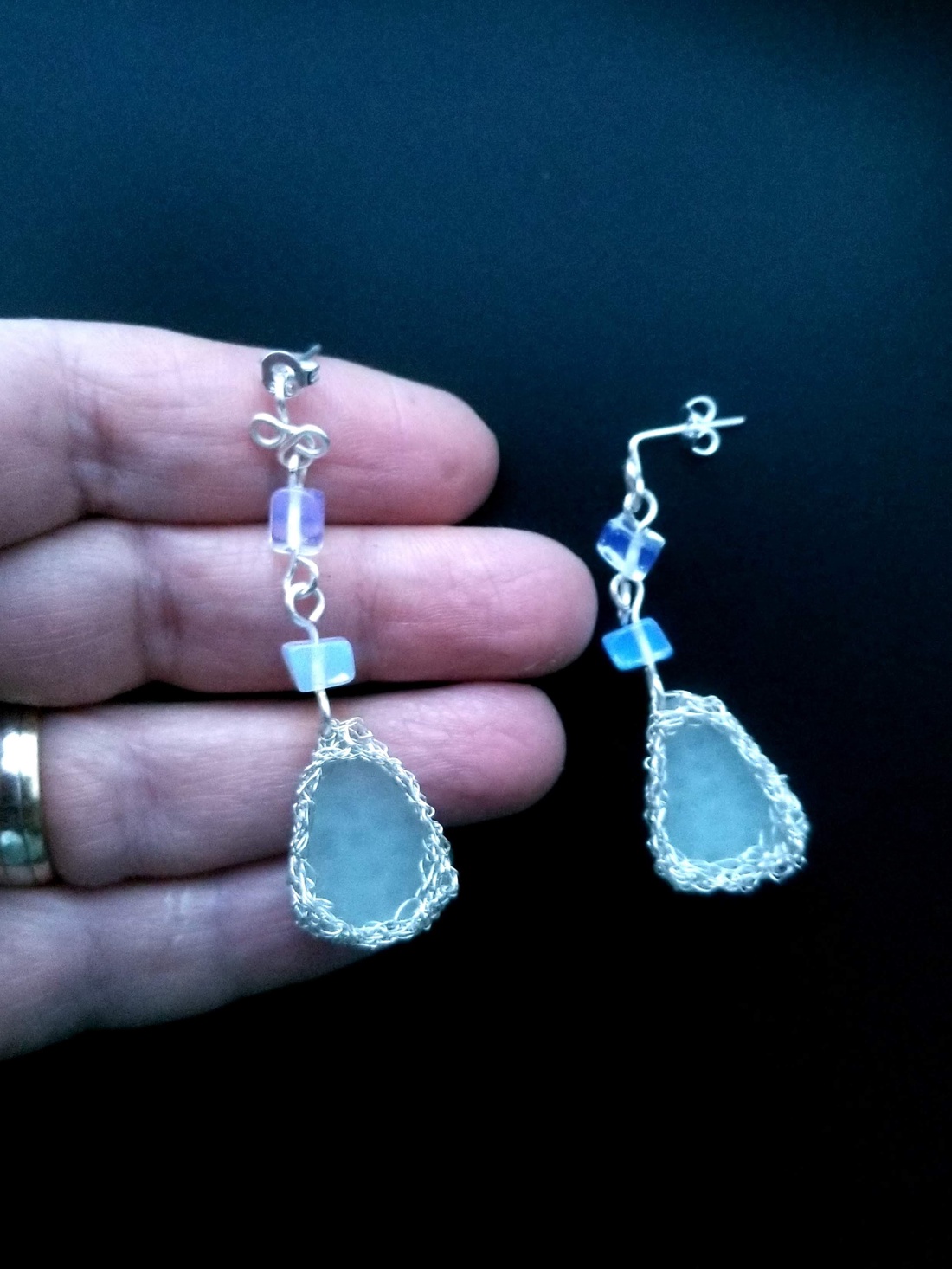 Cercei argintați cu sea glass, opalit - bijuterii - cercei - cercei candelabru - Artynos.ro Cercei argintați cu sea glass, opalit - bijuterii - cercei - cercei candelabru - Artynos.ro