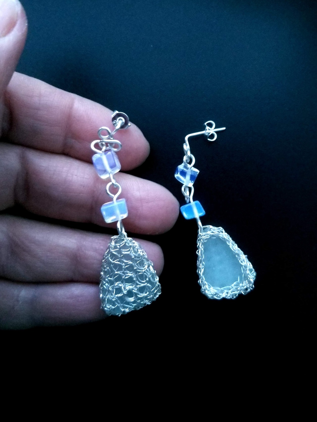 Cercei argintați cu sea glass, opalit - bijuterii - cercei - cercei candelabru - Artynos.ro Cercei argintați cu sea glass, opalit - bijuterii - cercei - cercei candelabru - Artynos.ro