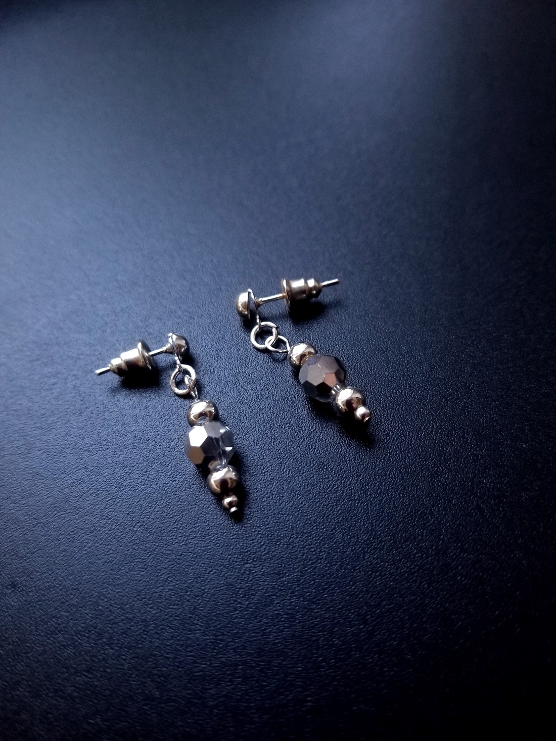 Cercei argintati cu margele de cristal - bijuterii - cercei - cercei drop - Artynos.ro Cercei argintati cu margele de cristal - bijuterii - cercei - cercei drop - Artynos.ro