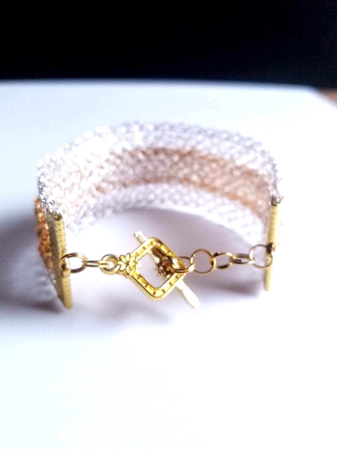 Bratara argintata si aurie-gilt - bijuterii - brățări - brățară împletită, brățară din fire - Artynos.ro Bratara argintata si aurie-gilt - bijuterii - brățări - brățară împletită, brățară din fire - Artynos.ro