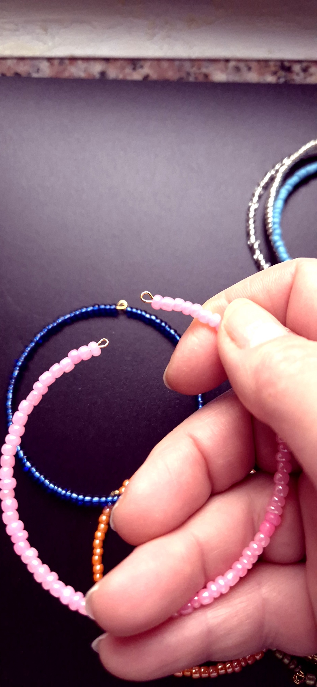 Set de trei bratari cu memorie cu margele mici colorate de sticla - bijuterii - brățări - brățară cu mărgele - Artynos.ro Set de trei bratari cu memorie cu margele mici colorate de sticla - bijuterii - brățări - brățară cu mărgele - Artynos.ro