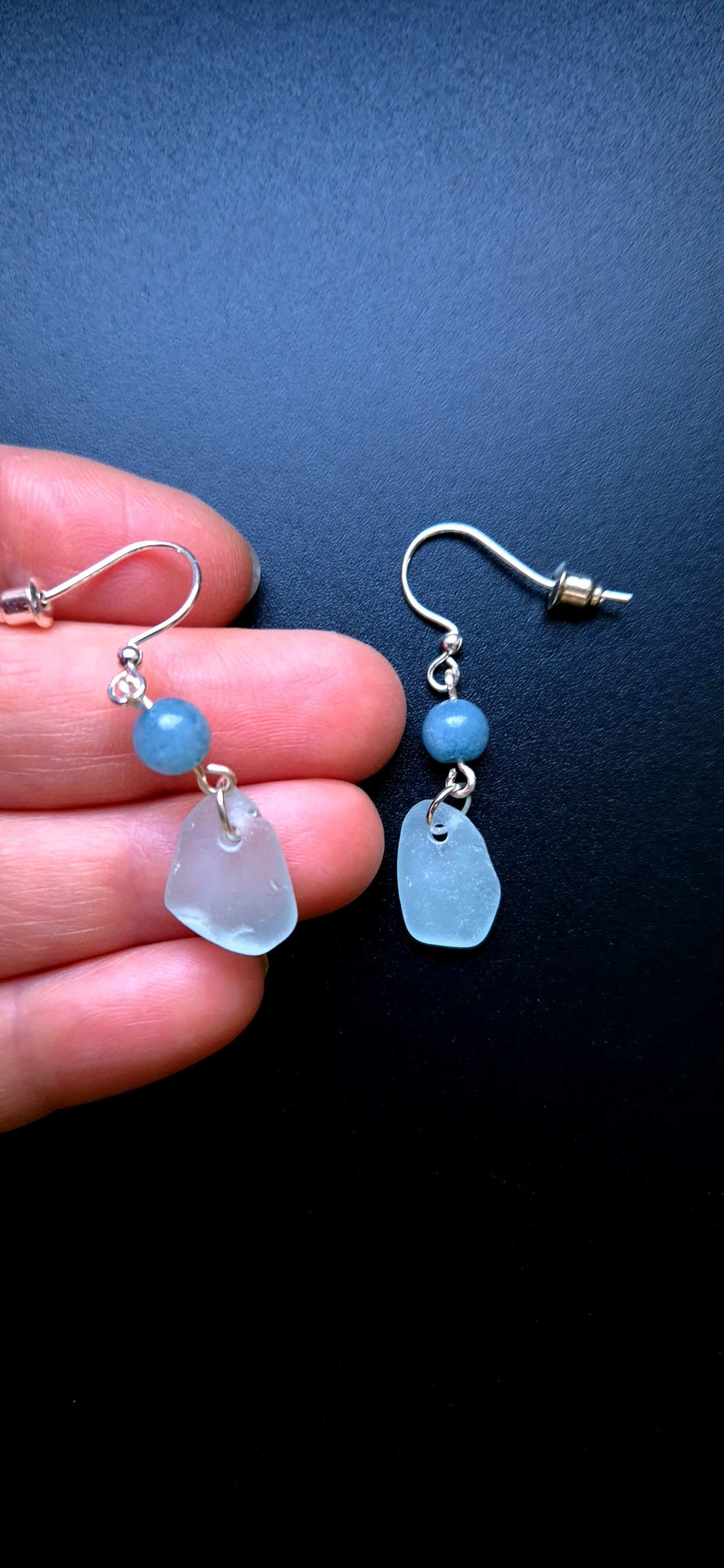 Cercei argintii cu acvamarin și sea glass-sticla de mare - bijuterii - cercei - cercei agățați - Artynos.ro Cercei argintii cu acvamarin și sea glass-sticla de mare - bijuterii - cercei - cercei agățați - Artynos.ro