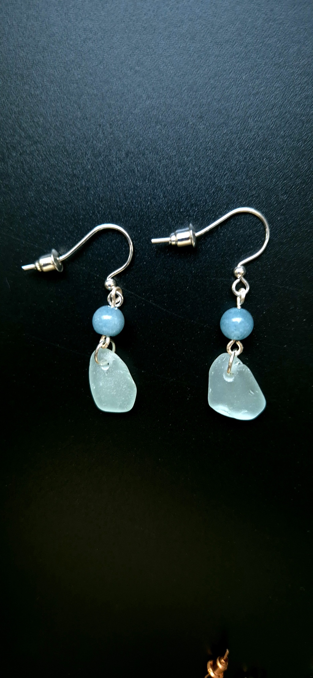 Cercei argintii cu acvamarin și sea glass-sticla de mare - bijuterii - cercei - cercei agățați - Artynos.ro Cercei argintii cu acvamarin și sea glass-sticla de mare - bijuterii - cercei - cercei agățați - Artynos.ro
