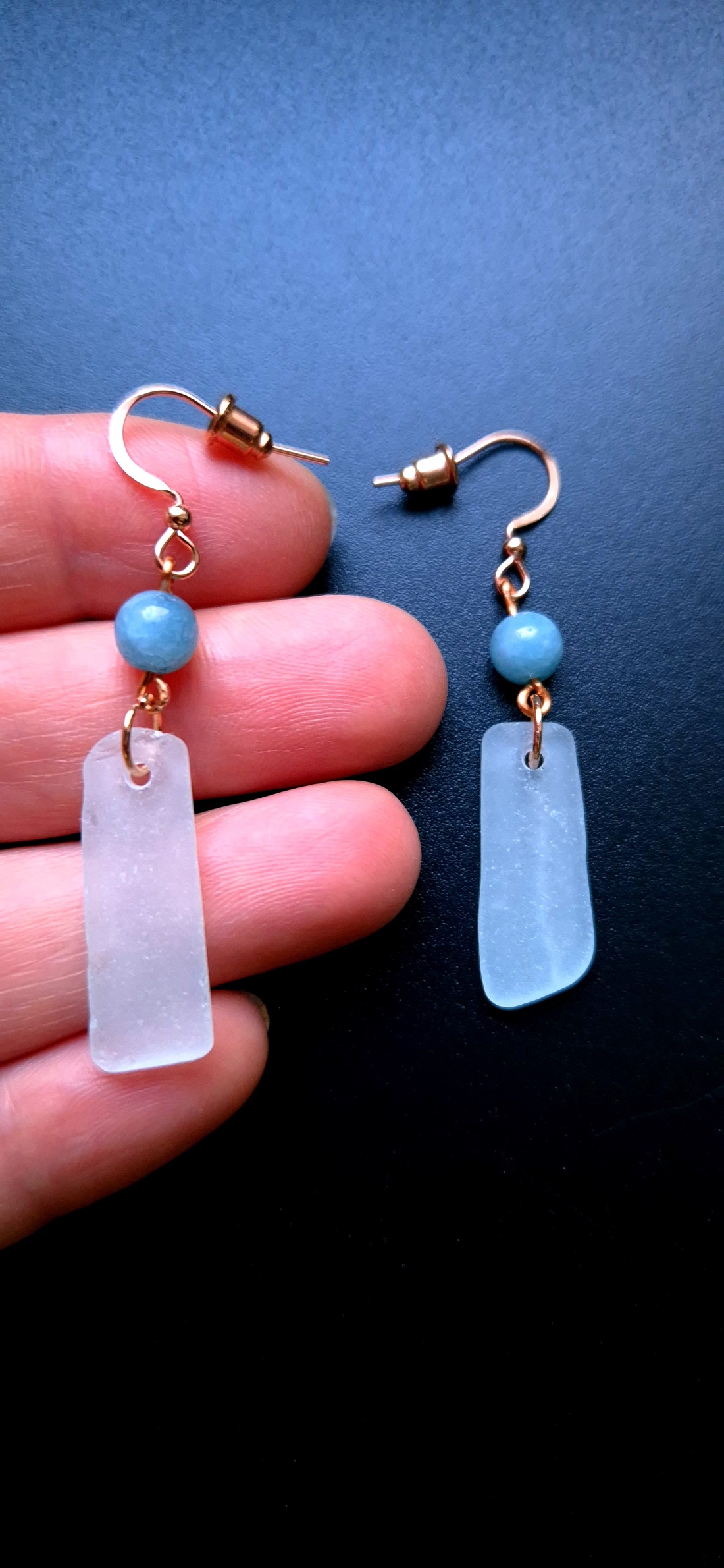 Cercei lungi din cupru cu acvamarin și sea glass - bijuterii - cercei - cercei agățați - Artynos.ro Cercei lungi din cupru cu acvamarin și sea glass - bijuterii - cercei - cercei agățați - Artynos.ro