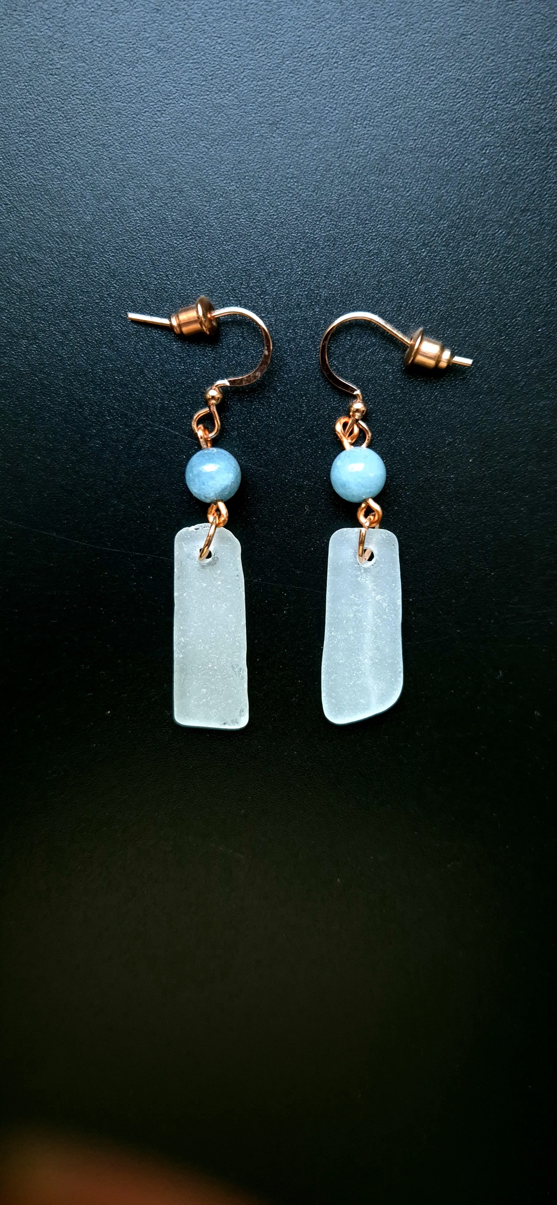 Cercei lungi din cupru cu acvamarin și sea glass - bijuterii - cercei - cercei agățați - Artynos.ro Cercei lungi din cupru cu acvamarin și sea glass - bijuterii - cercei - cercei agățați - Artynos.ro