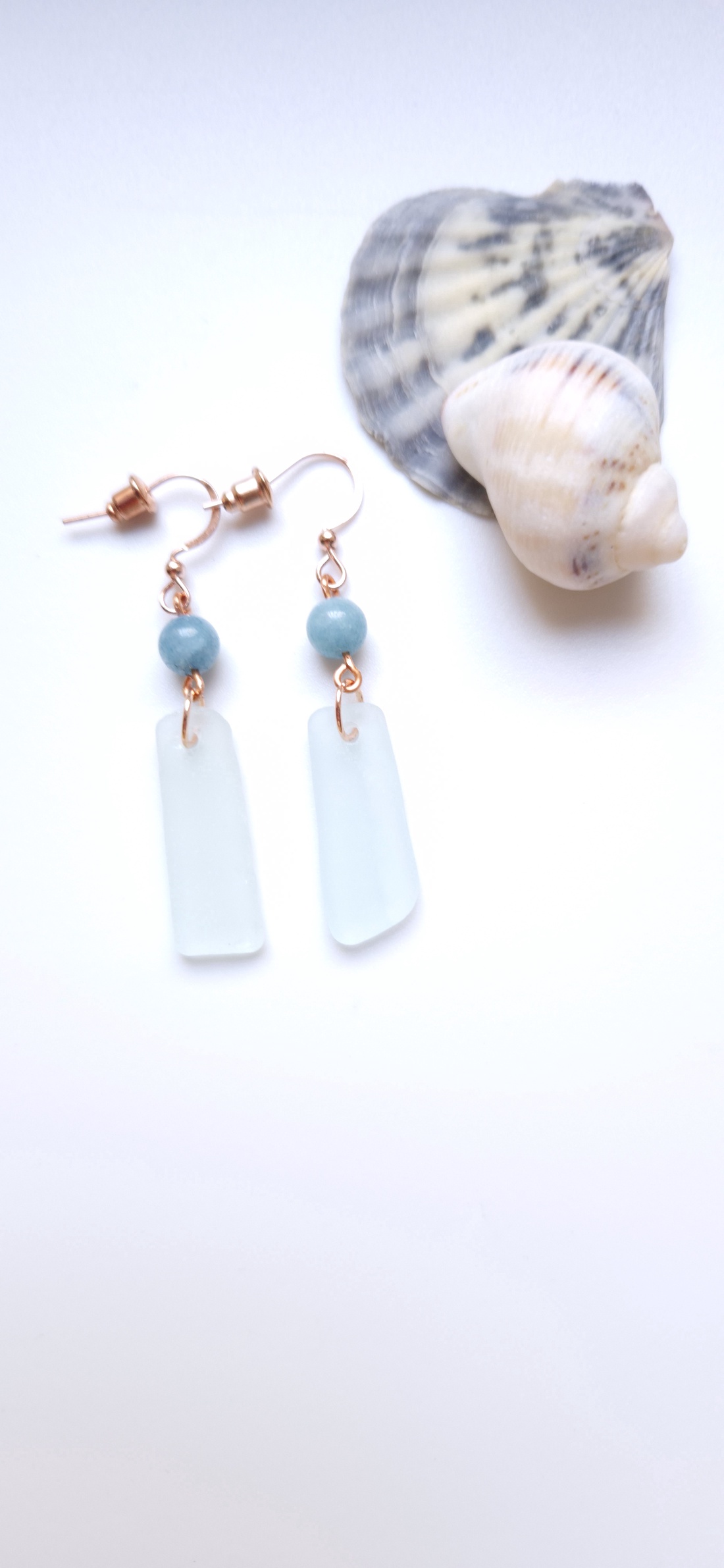 Cercei lungi din cupru cu acvamarin și sea glass - bijuterii - cercei - cercei agățați - Artynos.ro Cercei lungi din cupru cu acvamarin și sea glass - bijuterii - cercei - cercei agățați - Artynos.ro