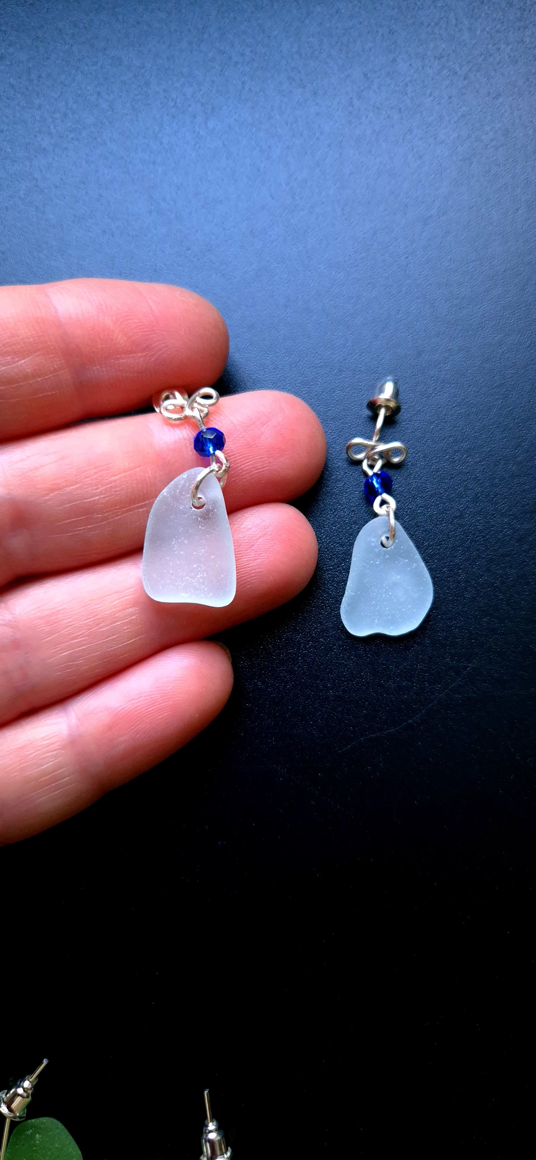 Cercei argintati cu sticla de mare-sea glass și margele de sticla albastru - bijuterii - cercei - cercei și ornamente pentru urechi - Artynos.ro Cercei argintati cu sticla de mare-sea glass și margele de sticla albastru - bijuterii - cercei - cercei și ornamente pentru urechi - Artynos.ro