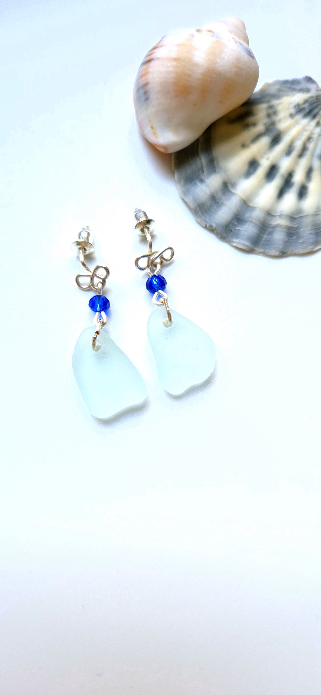 Cercei argintati cu sticla de mare-sea glass și margele de sticla albastru - bijuterii - cercei - cercei și ornamente pentru urechi - Artynos.ro Cercei argintati cu sticla de mare-sea glass și margele de sticla albastru - bijuterii - cercei - cercei și ornamente pentru urechi - Artynos.ro