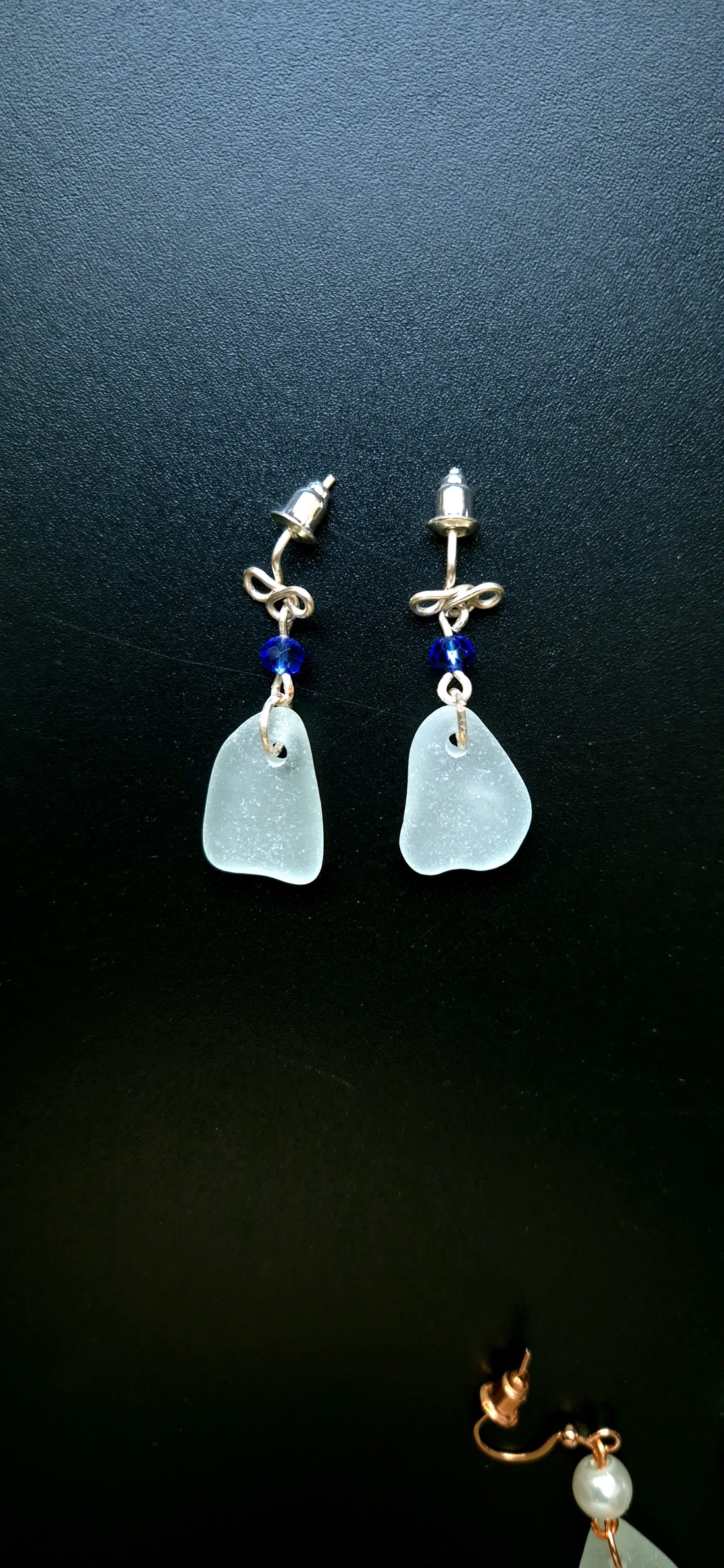 Cercei argintati cu sticla de mare-sea glass și margele de sticla albastru - bijuterii - cercei - cercei și ornamente pentru urechi - Artynos.ro Cercei argintati cu sticla de mare-sea glass și margele de sticla albastru - bijuterii - cercei - cercei și ornamente pentru urechi - Artynos.ro