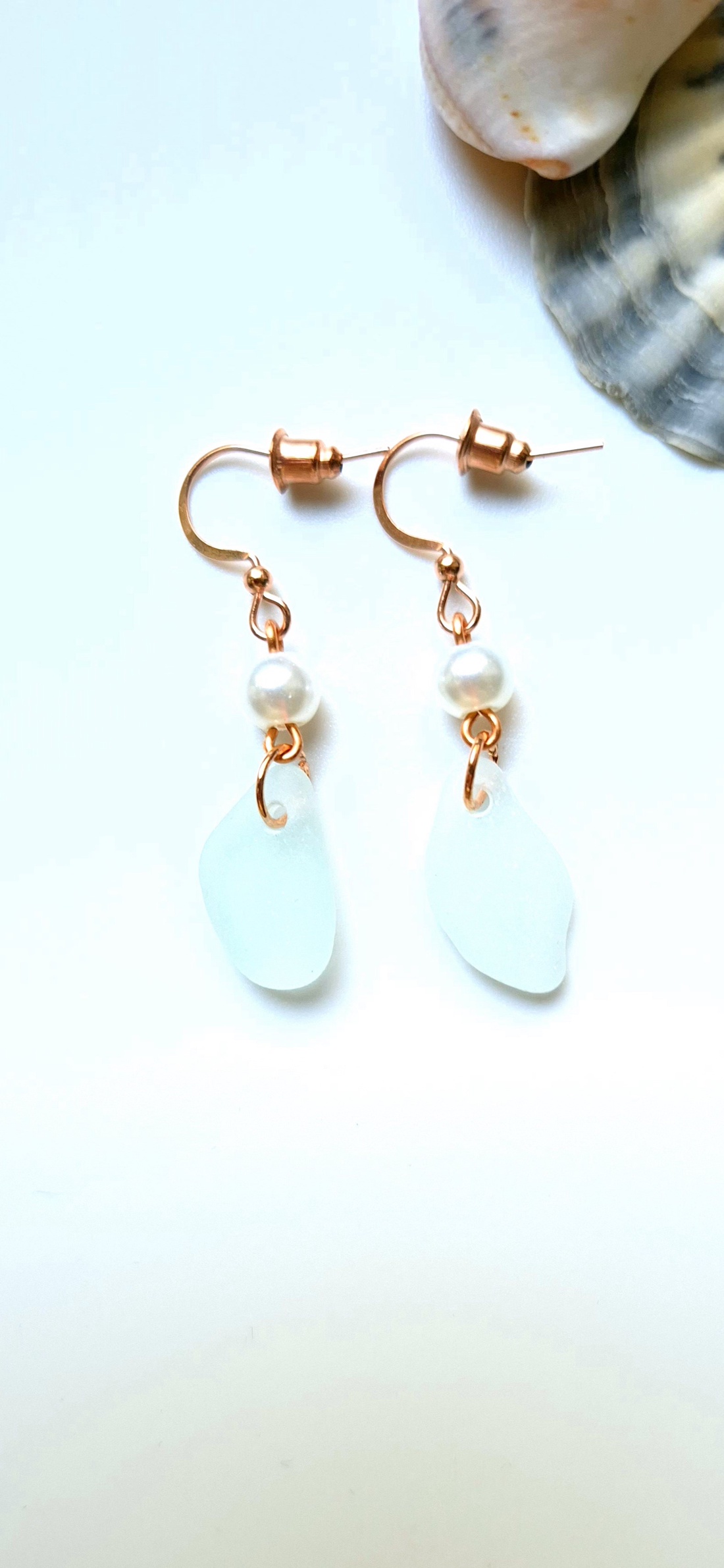 Cercei lungi cupru cu sticla de mare-sea glass, perle de sticla - bijuterii - cercei - cercei drop - Artynos.ro Cercei lungi cupru cu sticla de mare-sea glass, perle de sticla - bijuterii - cercei - cercei drop - Artynos.ro