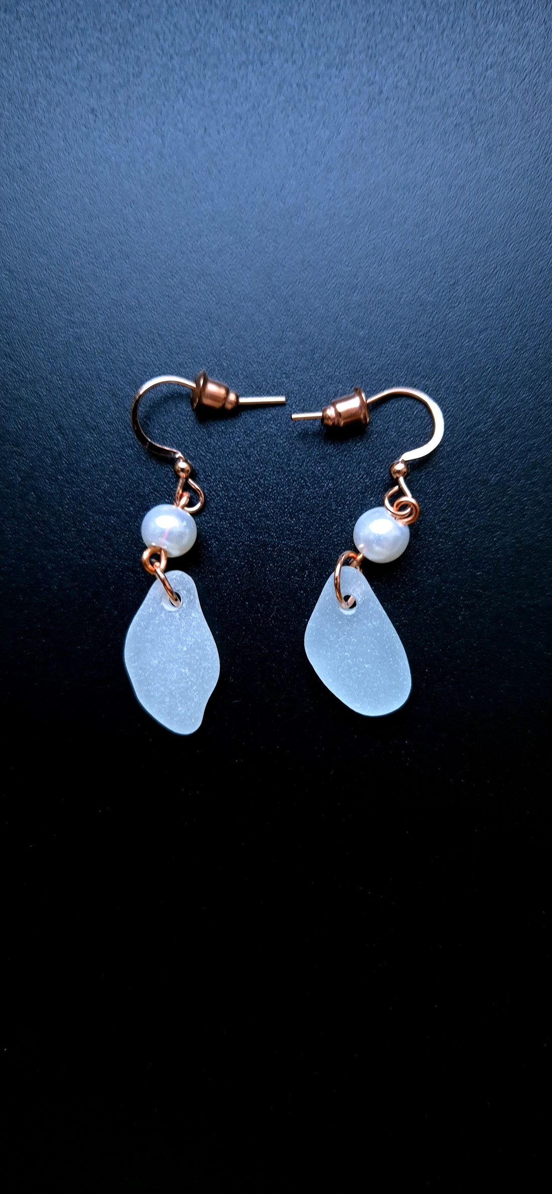 Cercei lungi cupru cu sticla de mare-sea glass, perle de sticla - bijuterii - cercei - cercei drop - Artynos.ro Cercei lungi cupru cu sticla de mare-sea glass, perle de sticla - bijuterii - cercei - cercei drop - Artynos.ro