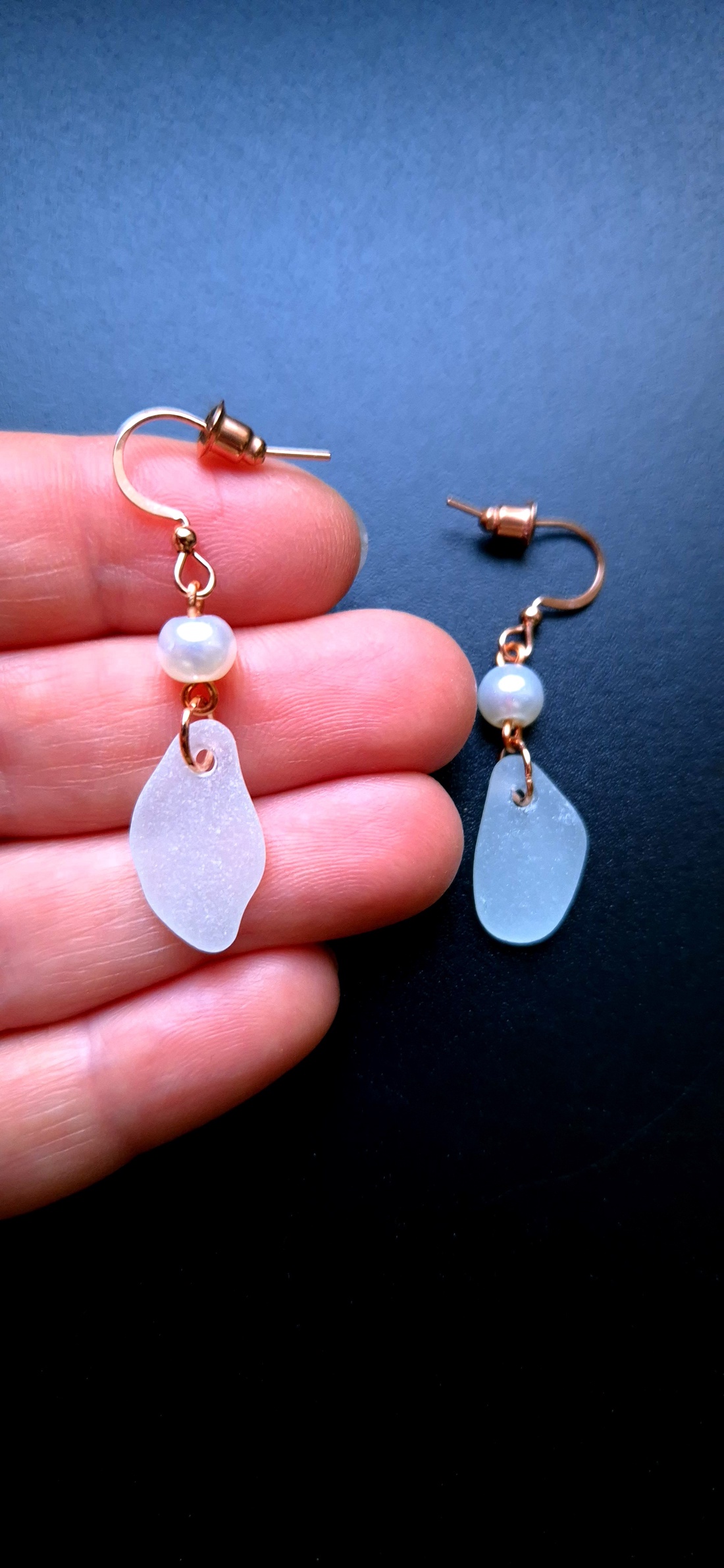 Cercei lungi cupru cu sticla de mare-sea glass, perle de sticla - bijuterii - cercei - cercei drop - Artynos.ro Cercei lungi cupru cu sticla de mare-sea glass, perle de sticla - bijuterii - cercei - cercei drop - Artynos.ro