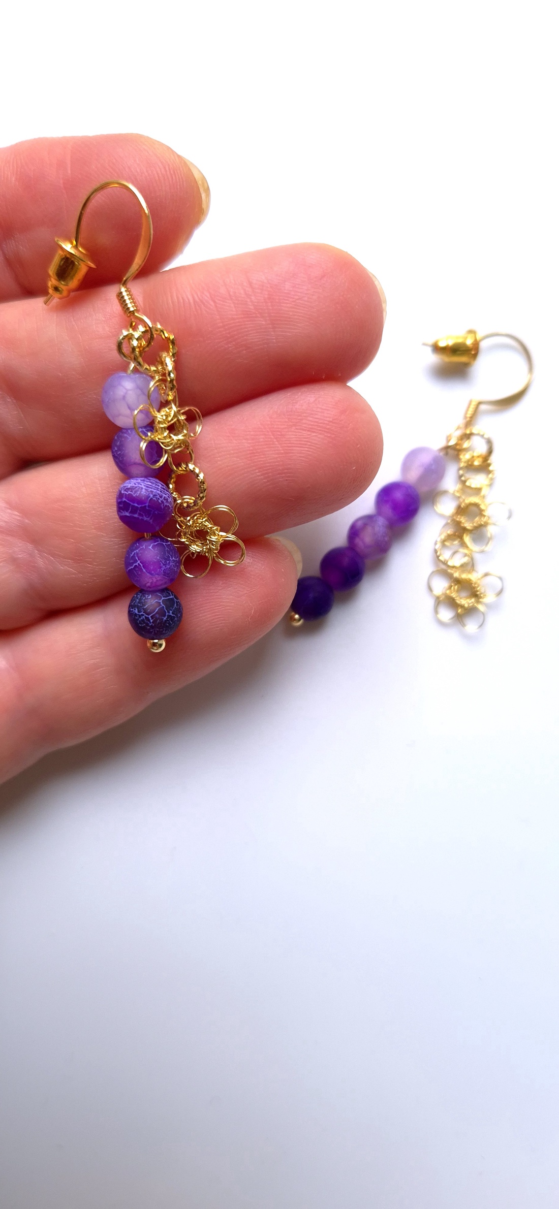Cercei auriti cu margele de agat purple crackle - bijuterii - cercei - cercei agățați - Artynos.ro Cercei auriti cu margele de agat purple crackle - bijuterii - cercei - cercei agățați - Artynos.ro