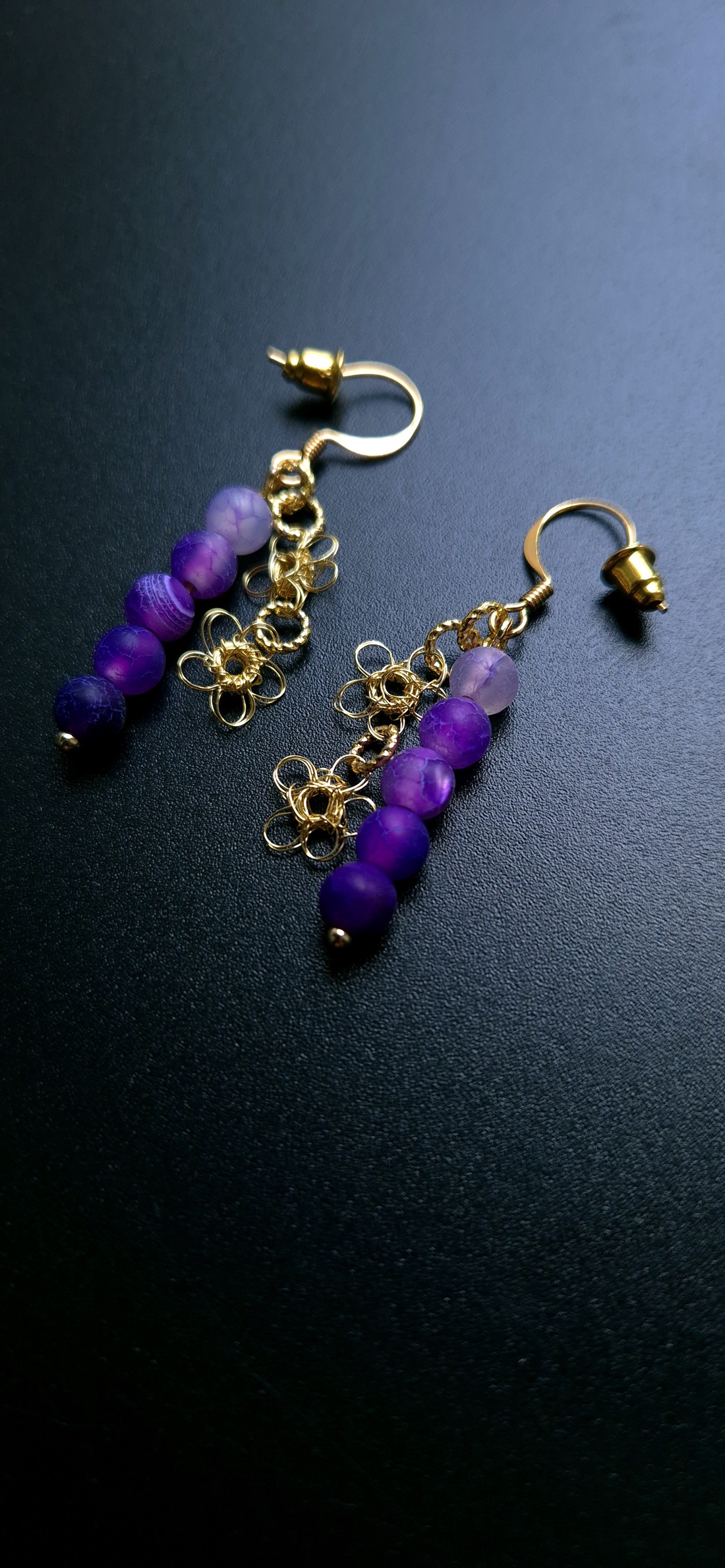 Cercei auriti cu margele de agat purple crackle - bijuterii - cercei - cercei agățați - Artynos.ro Cercei auriti cu margele de agat purple crackle - bijuterii - cercei - cercei agățați - Artynos.ro