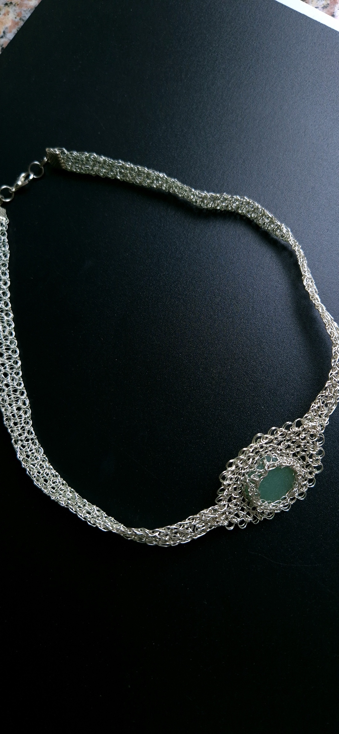 Colier argintat cu sticla de mare-sea glass - bijuterii - coliere - coliere cu pandantive - Artynos.ro Colier argintat cu sticla de mare-sea glass - bijuterii - coliere - coliere cu pandantive - Artynos.ro