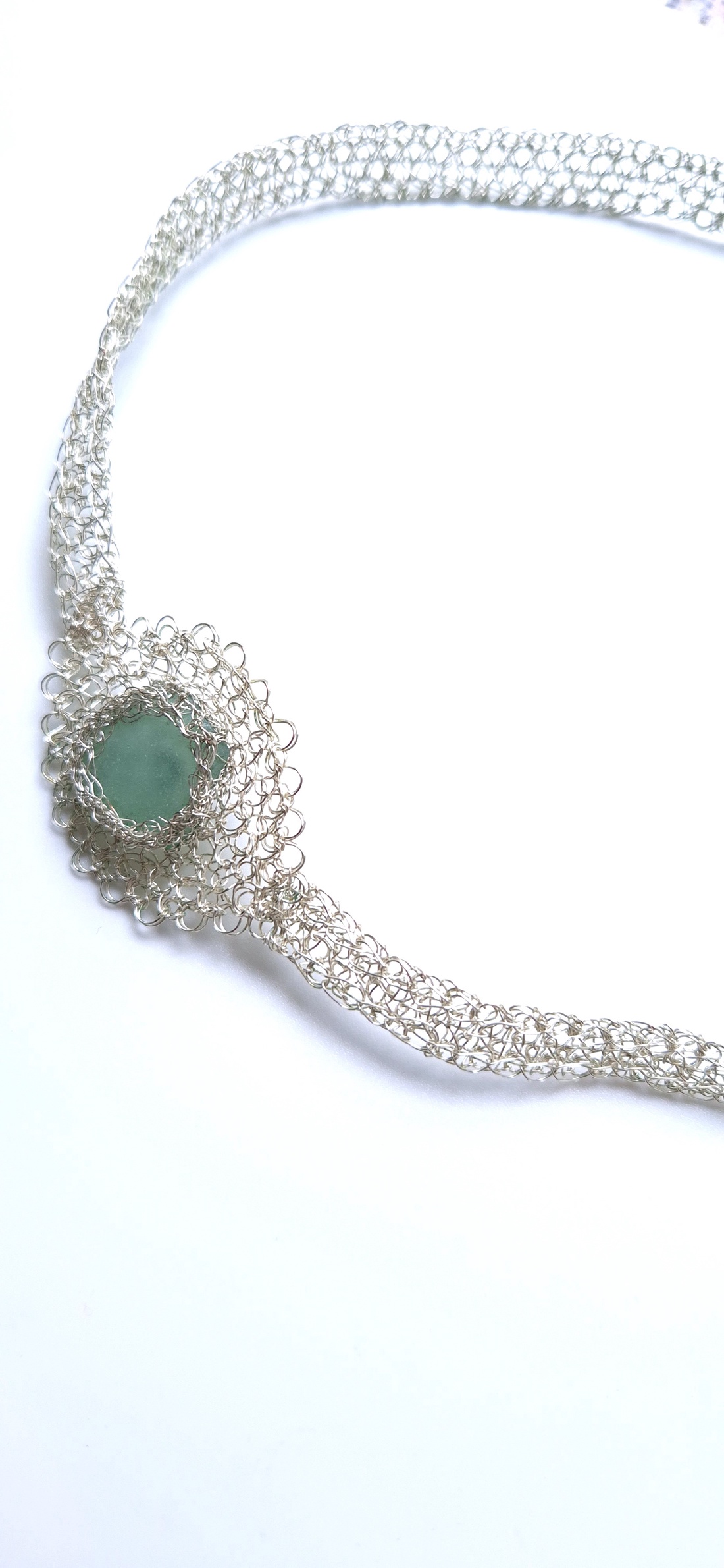 Colier argintat cu sticla de mare-sea glass - bijuterii - coliere - coliere cu pandantive - Artynos.ro Colier argintat cu sticla de mare-sea glass - bijuterii - coliere - coliere cu pandantive - Artynos.ro
