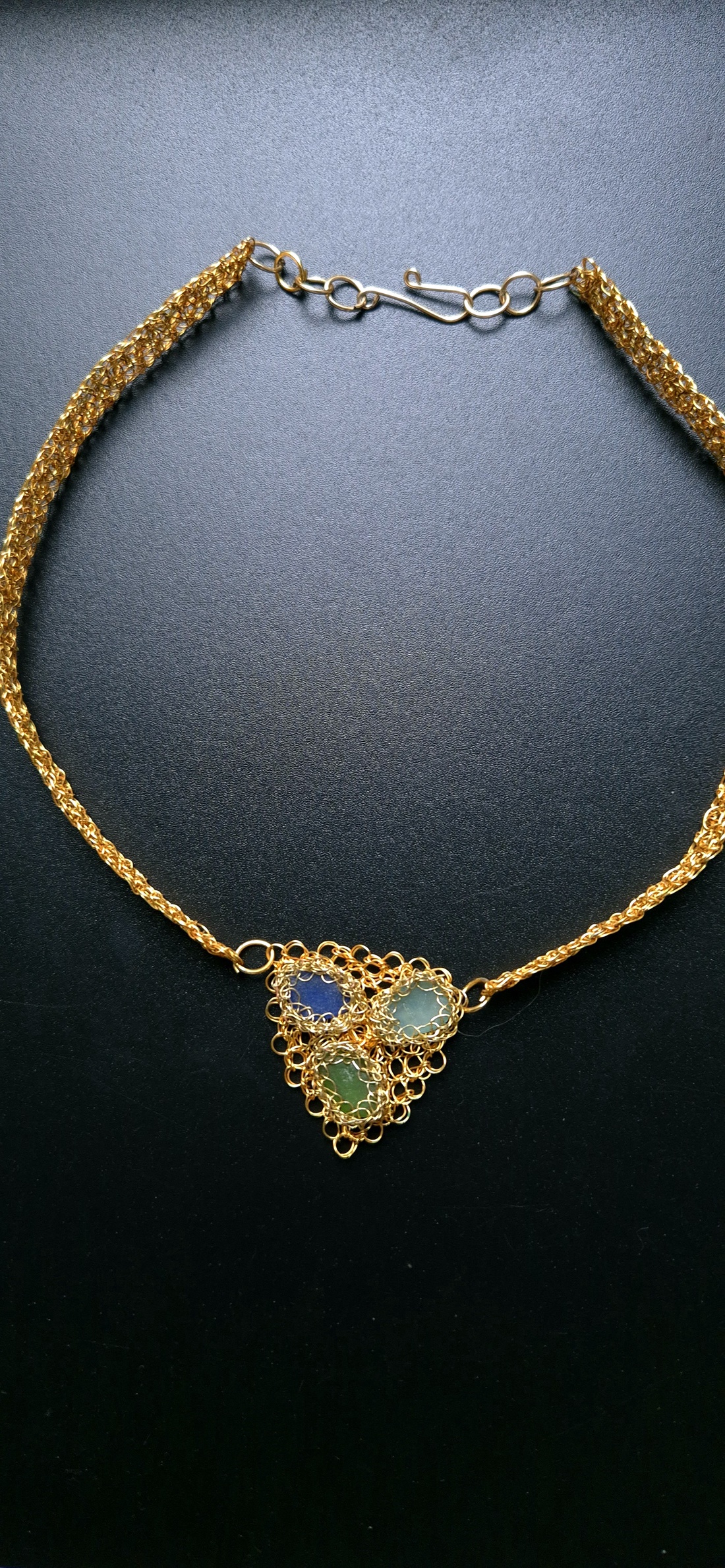 Colier scurt, auriu, cupru gilt, cu sticla de mare albastra - bijuterii - coliere - coliere statement - Artynos.ro Colier scurt, auriu, cupru gilt, cu sticla de mare albastra - bijuterii - coliere - coliere statement - Artynos.ro
