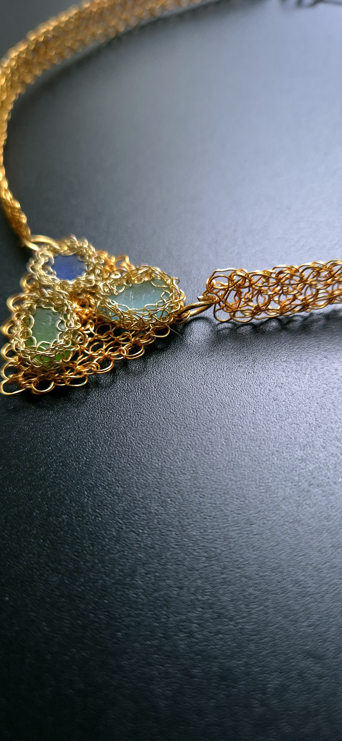 Colier scurt, auriu, cupru gilt, cu sticla de mare albastra - bijuterii - coliere - coliere statement - Artynos.ro Colier scurt, auriu, cupru gilt, cu sticla de mare albastra - bijuterii - coliere - coliere statement - Artynos.ro
