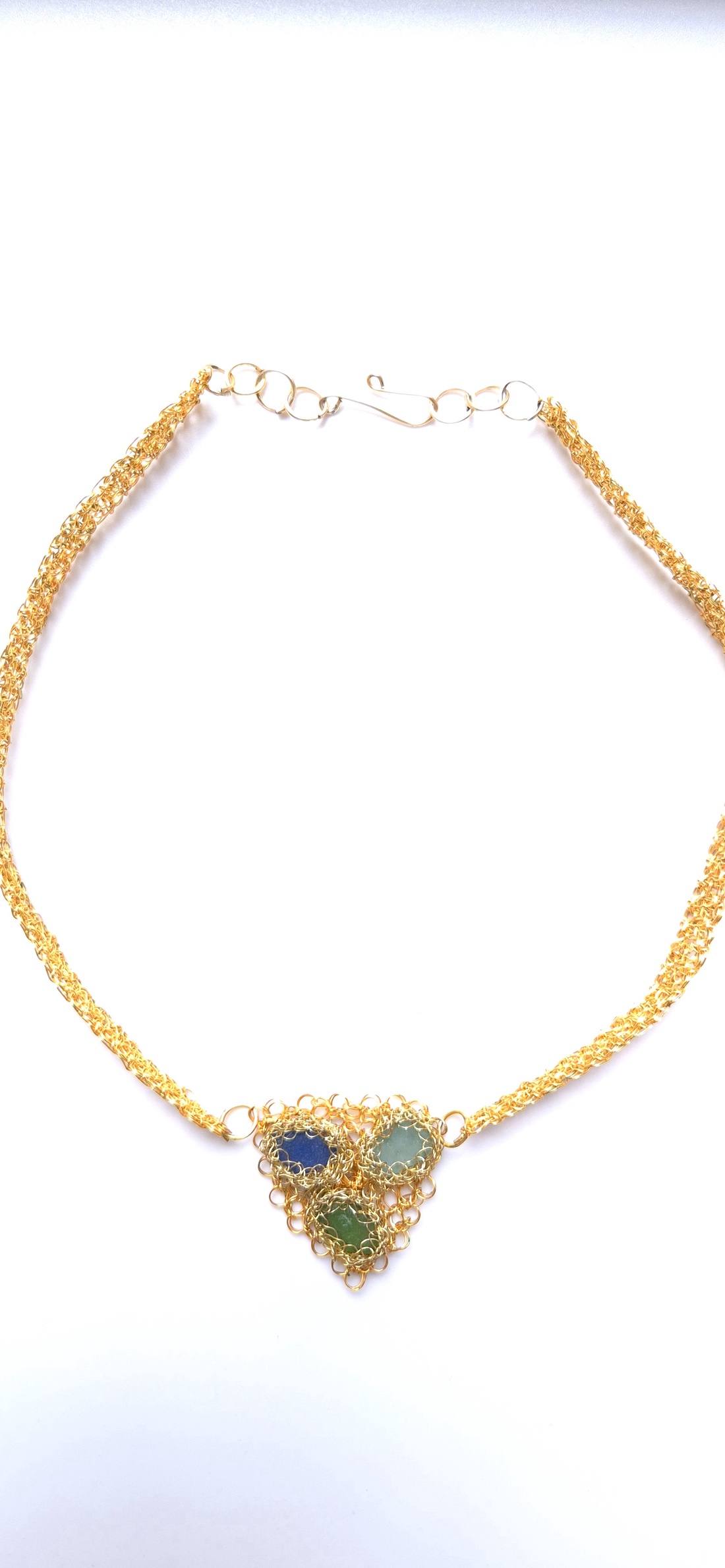 Colier scurt, auriu, cupru gilt, cu sticla de mare albastra - bijuterii - coliere - coliere statement - Artynos.ro Colier scurt, auriu, cupru gilt, cu sticla de mare albastra - bijuterii - coliere - coliere statement - Artynos.ro