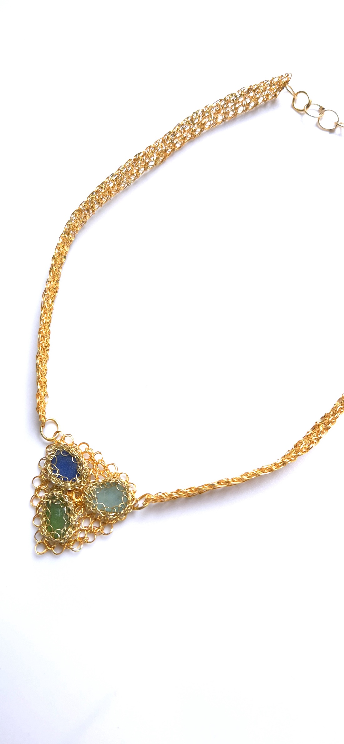 Colier scurt, auriu, cupru gilt, cu sticla de mare albastra - bijuterii - coliere - coliere statement - Artynos.ro Colier scurt, auriu, cupru gilt, cu sticla de mare albastra - bijuterii - coliere - coliere statement - Artynos.ro