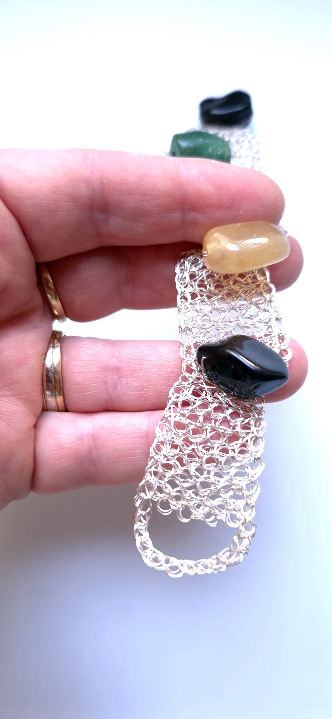 Bratara argintata cu agate colorate - bijuterii - brățări - brățări din cupru - Artynos.ro Bratara argintata cu agate colorate - bijuterii - brățări - brățări din cupru - Artynos.ro