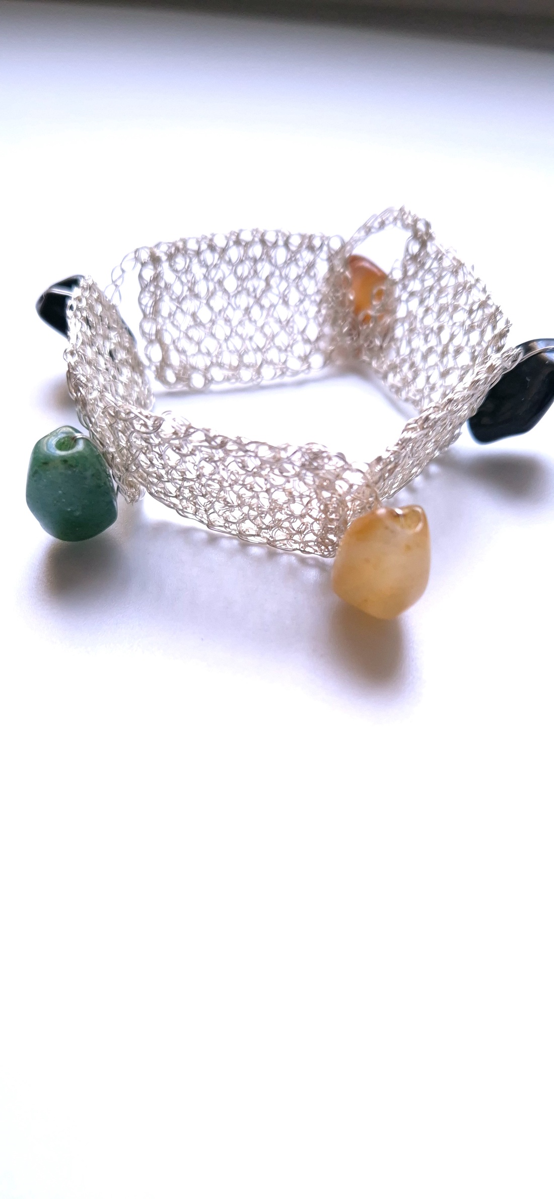 Bratara argintata cu agate colorate - bijuterii - brățări - brățări din cupru - Artynos.ro Bratara argintata cu agate colorate - bijuterii - brățări - brățări din cupru - Artynos.ro