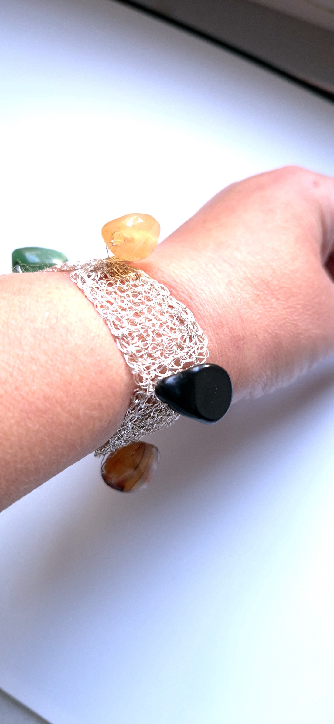 Bratara argintata cu agate colorate - bijuterii - brățări - brățări din cupru - Artynos.ro Bratara argintata cu agate colorate - bijuterii - brățări - brățări din cupru - Artynos.ro