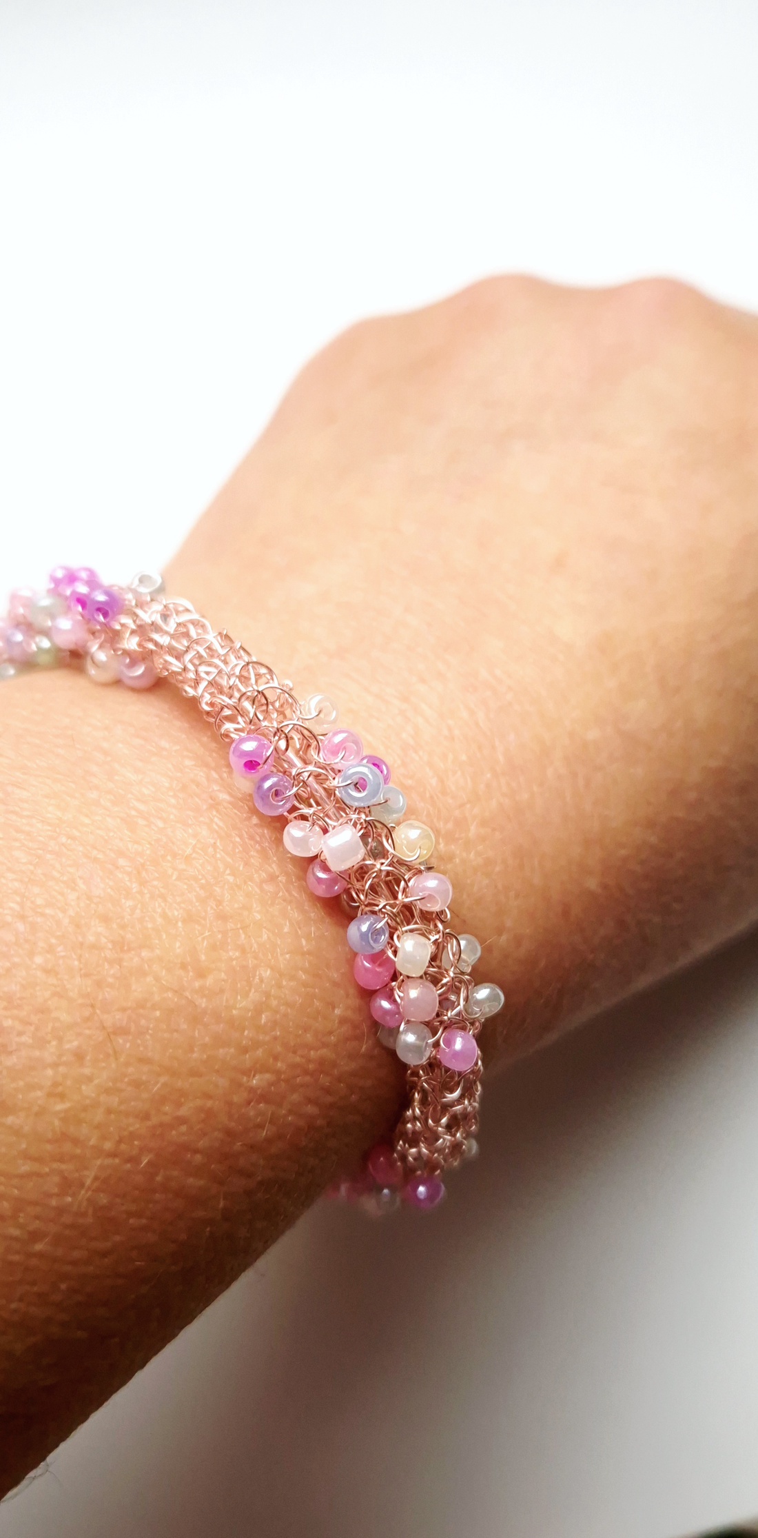 Bratara roz din cupru cu margele pastel - bijuterii - brățări - brățări din cupru - Artynos.ro