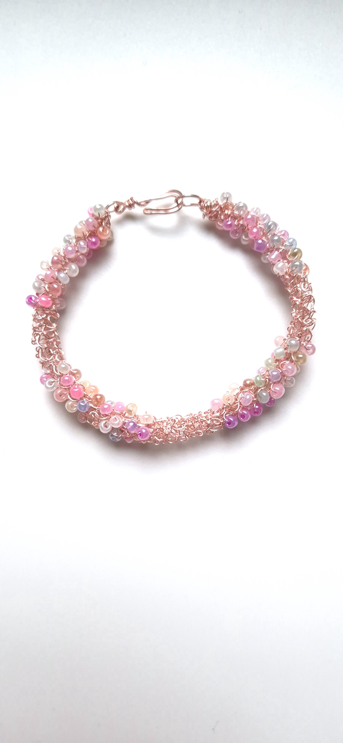 Bratara roz din cupru cu margele pastel - bijuterii - brățări - brățări din cupru - Artynos.ro