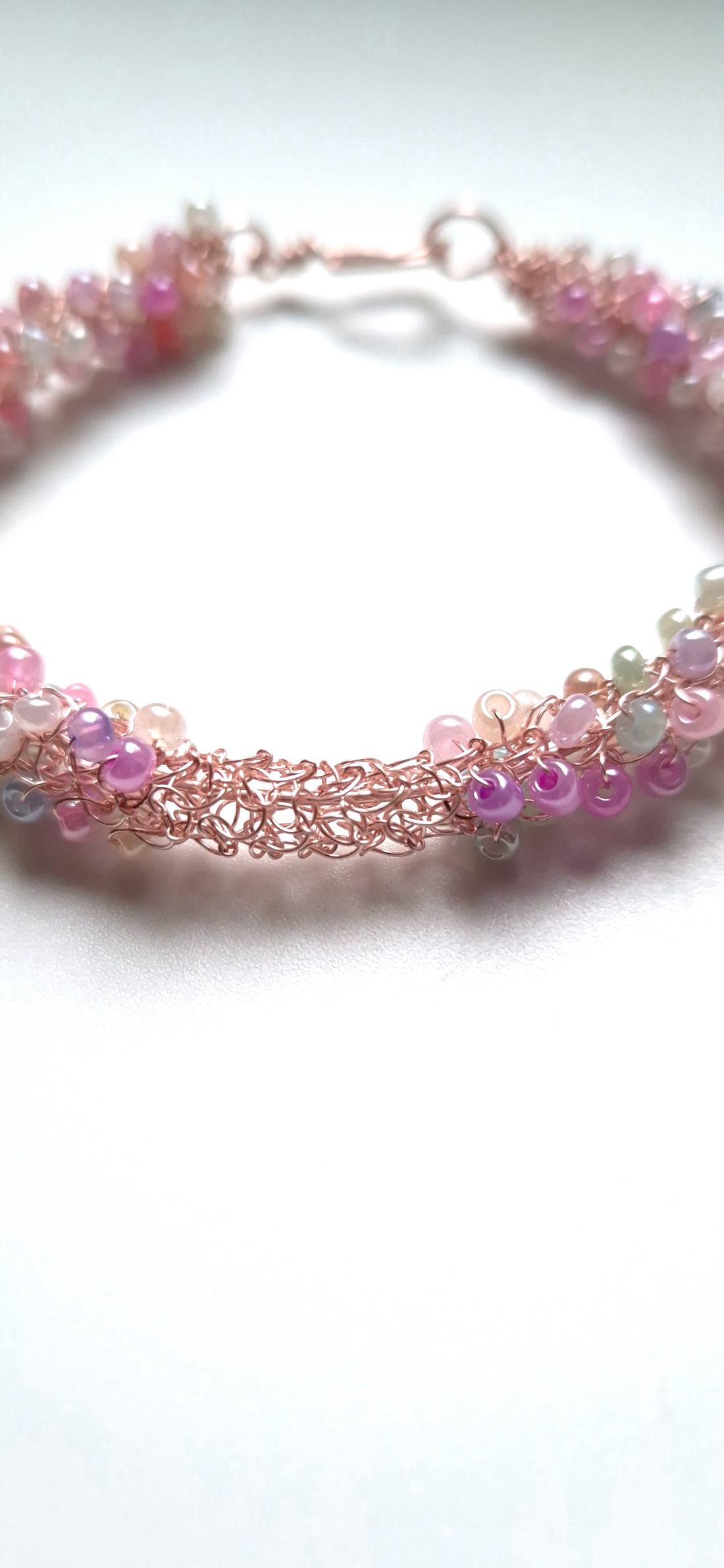 Bratara roz din cupru cu margele pastel - bijuterii - brățări - brățări din cupru - Artynos.ro