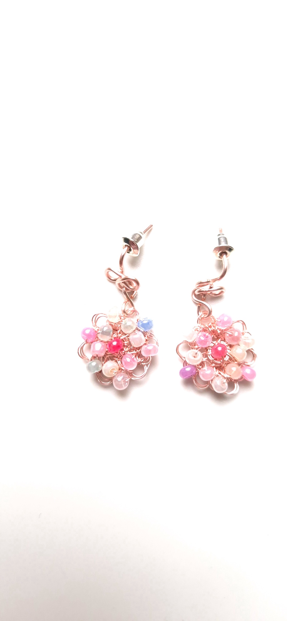 Cercei roz din cupru cu margele de sticla colorate pastel  - bijuterii - cercei - cercei din mărgele - Artynos.ro