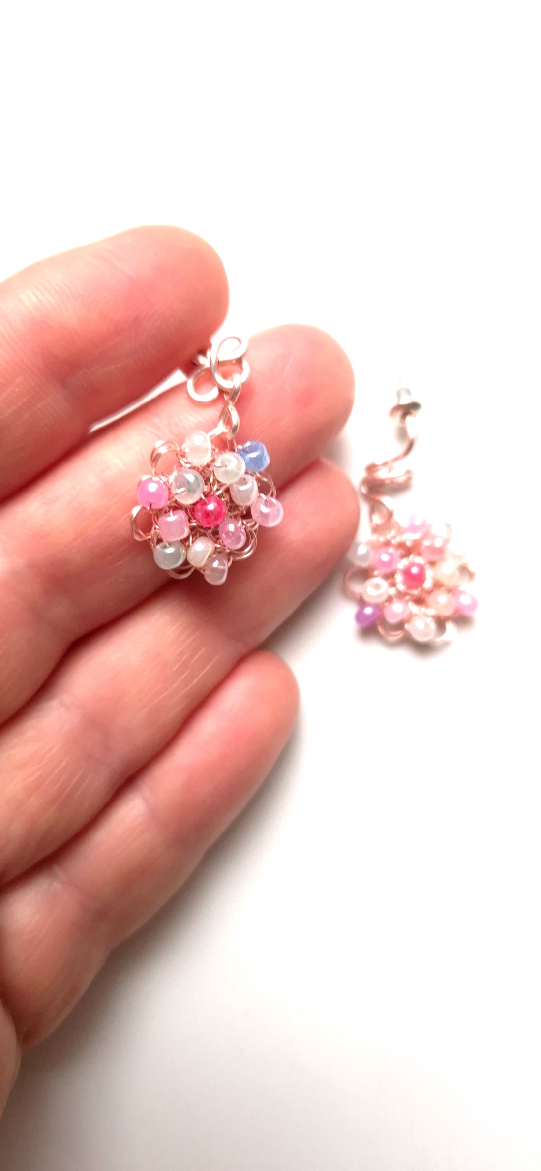 Cercei roz din cupru cu margele de sticla colorate pastel  - bijuterii - cercei - cercei din mărgele - Artynos.ro