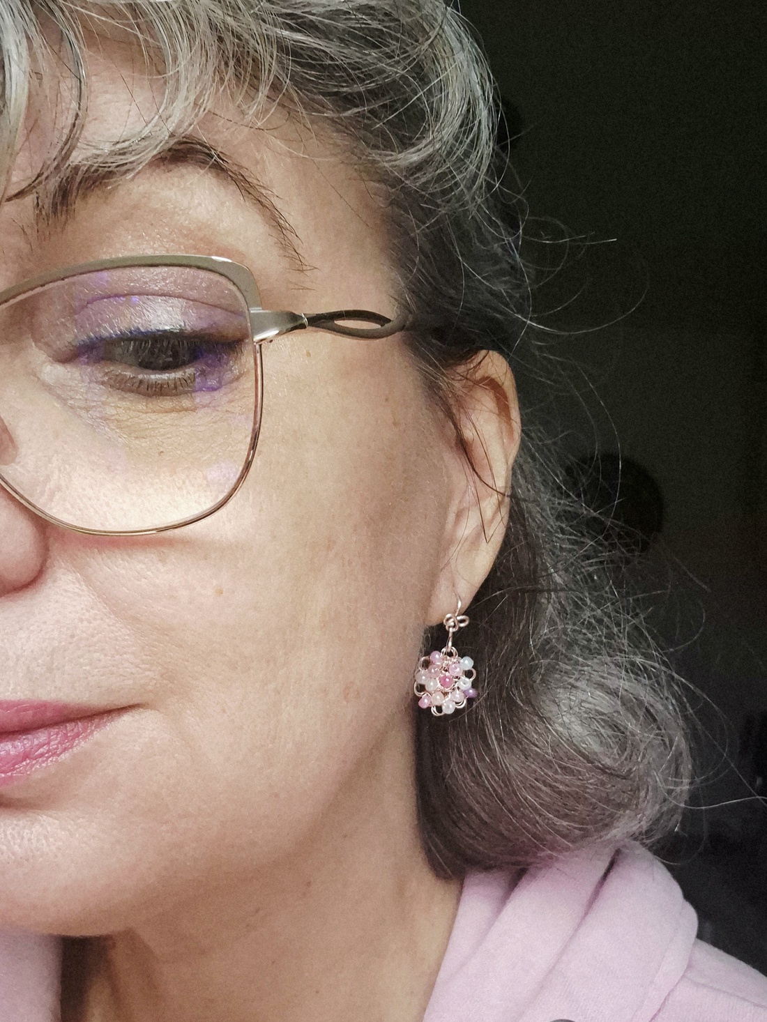 Cercei roz din cupru cu margele de sticla colorate pastel  - bijuterii - cercei - cercei din mărgele - Artynos.ro