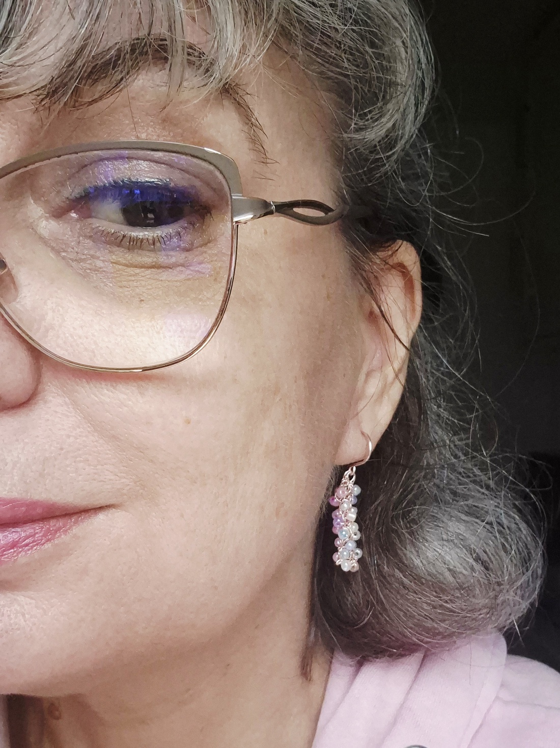 Cercei lungi roz cu mărgele de sticla colorate pastel - bijuterii - cercei - cercei din sticlă - Artynos.ro