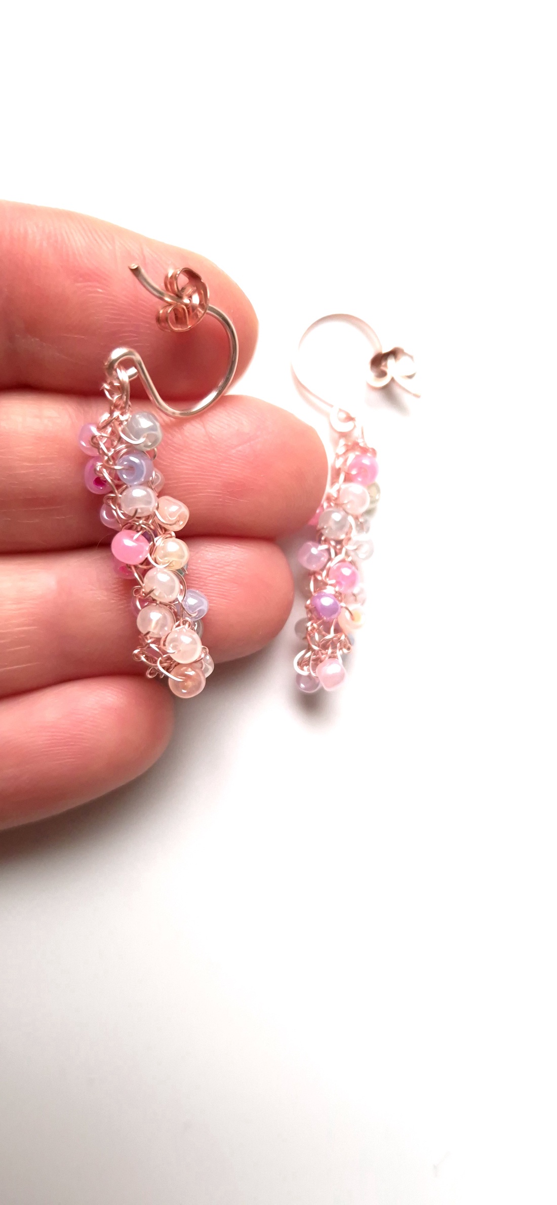 Cercei lungi roz cu mărgele de sticla colorate pastel - bijuterii - cercei - cercei din sticlă - Artynos.ro