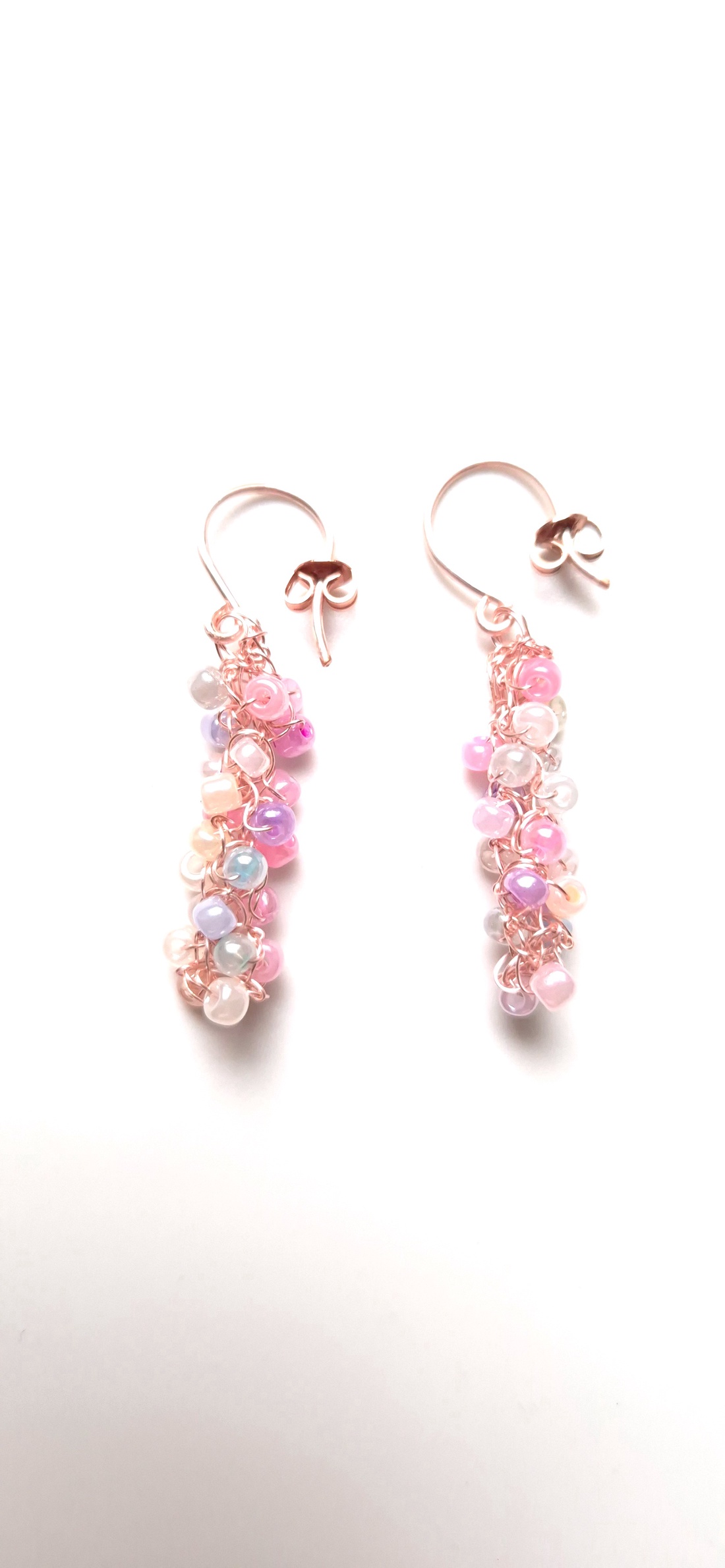 Cercei lungi roz cu mărgele de sticla colorate pastel - bijuterii - cercei - cercei din sticlă - Artynos.ro